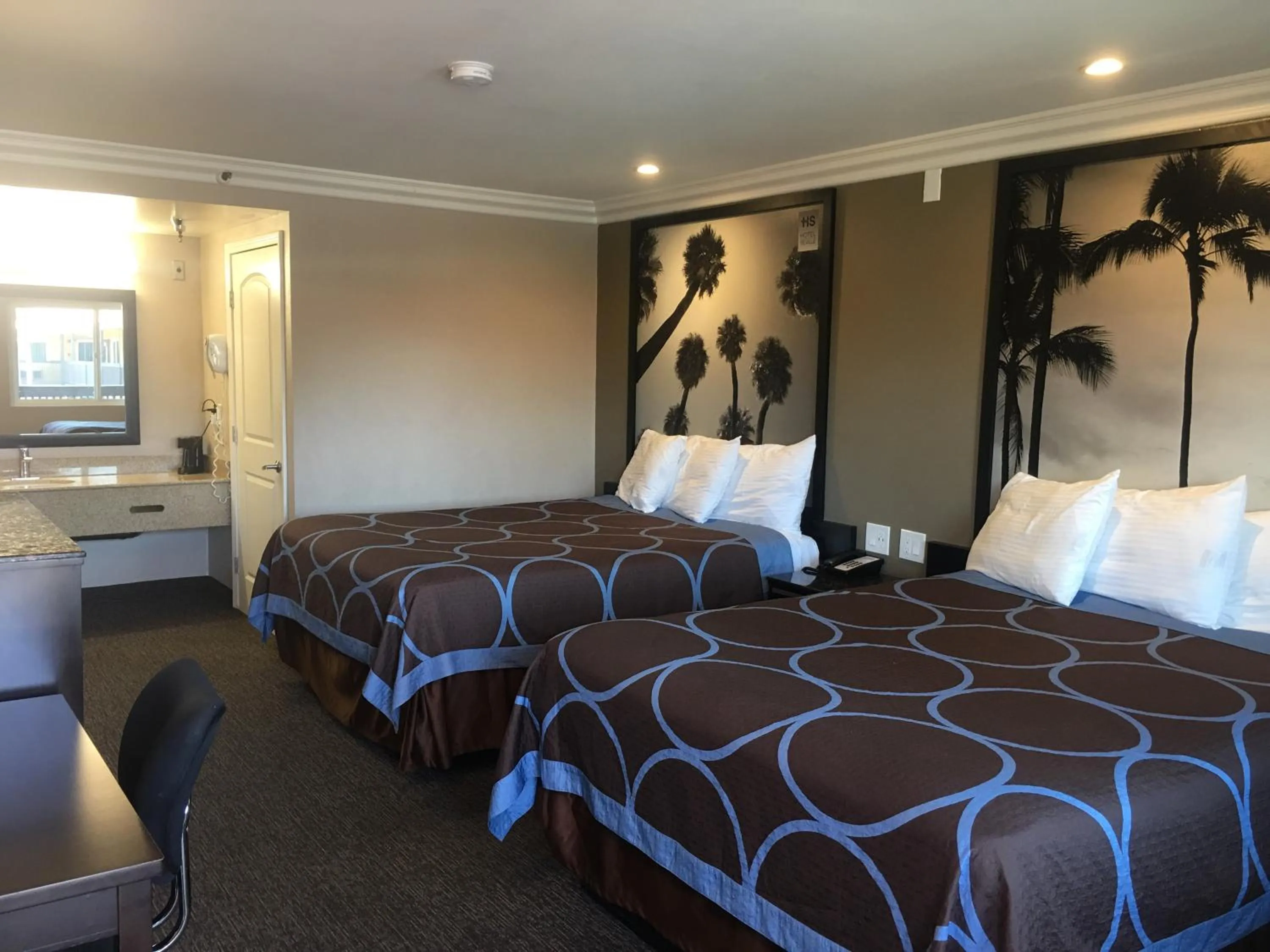 Bed in Hotel Seville - Ontario Airport/Chino