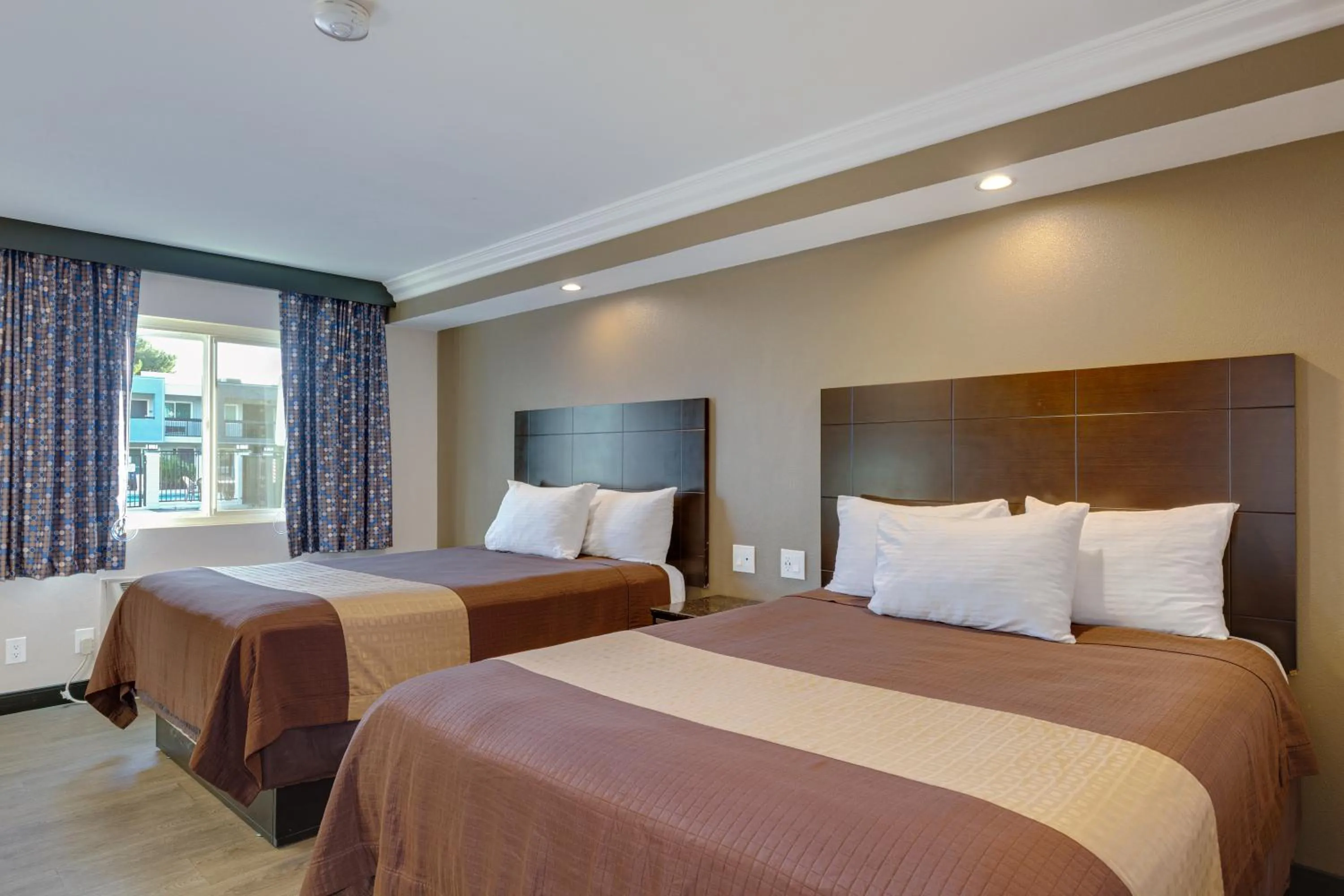 Photo of the whole room, Bed in Hotel Seville - Ontario Airport/Chino