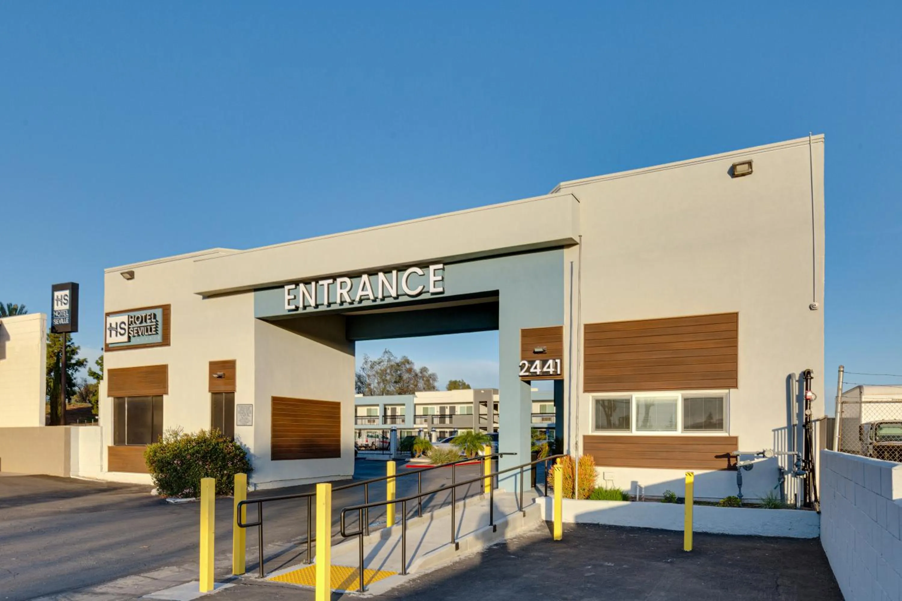 Property building in Hotel Seville - Ontario Airport/Chino