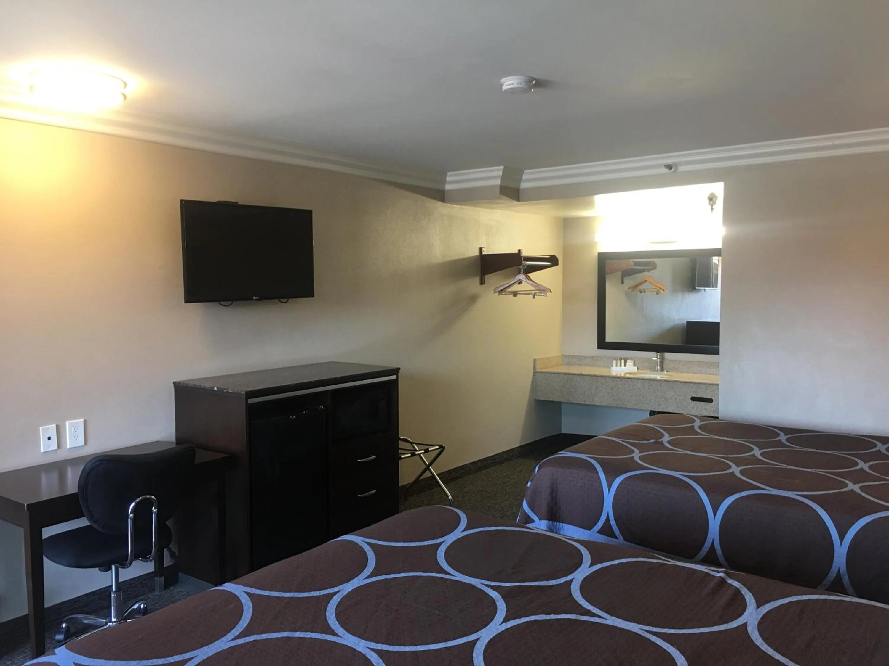 Bed in Hotel Seville - Ontario Airport/Chino