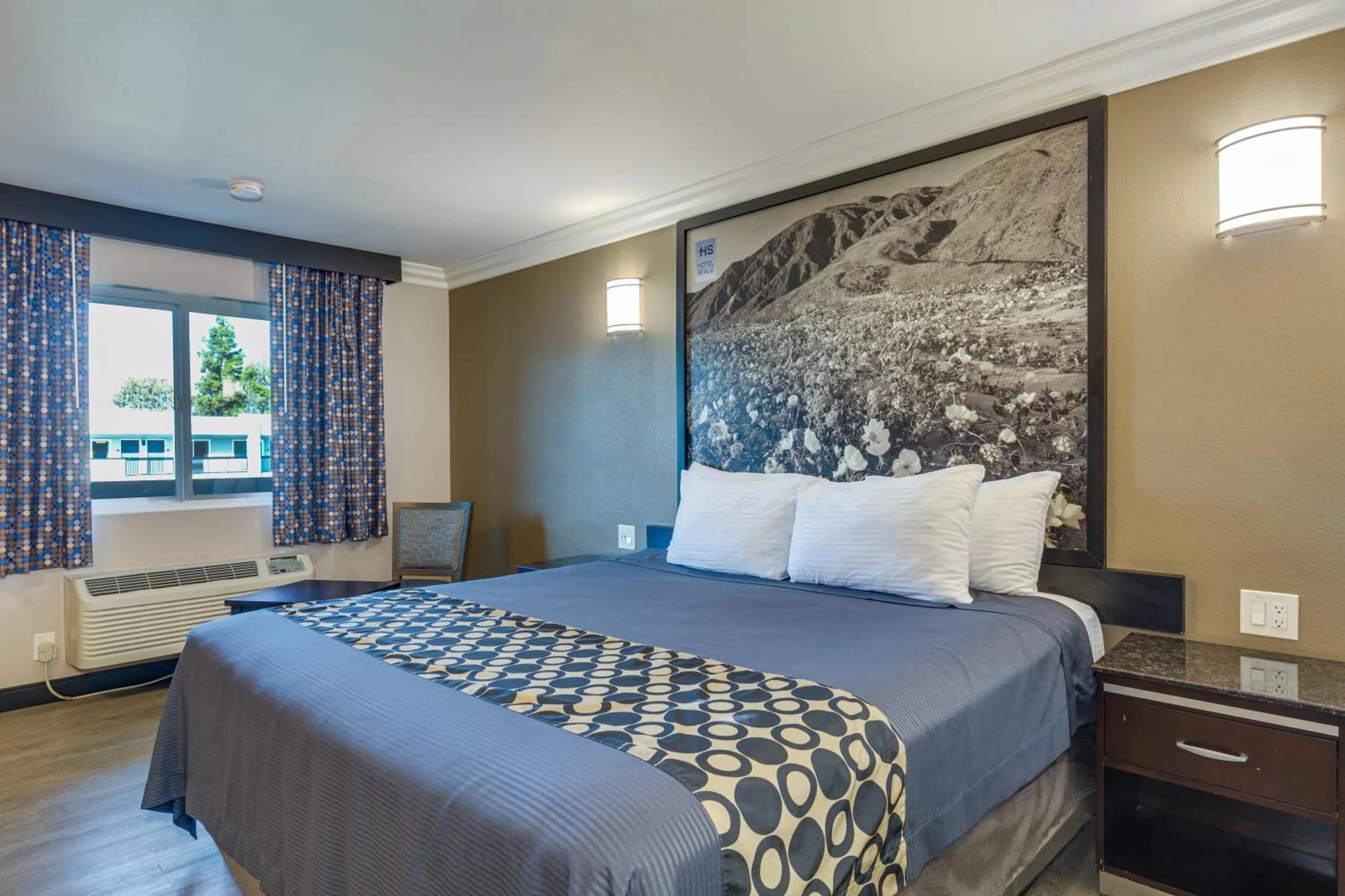 Bed in Hotel Seville - Ontario Airport/Chino