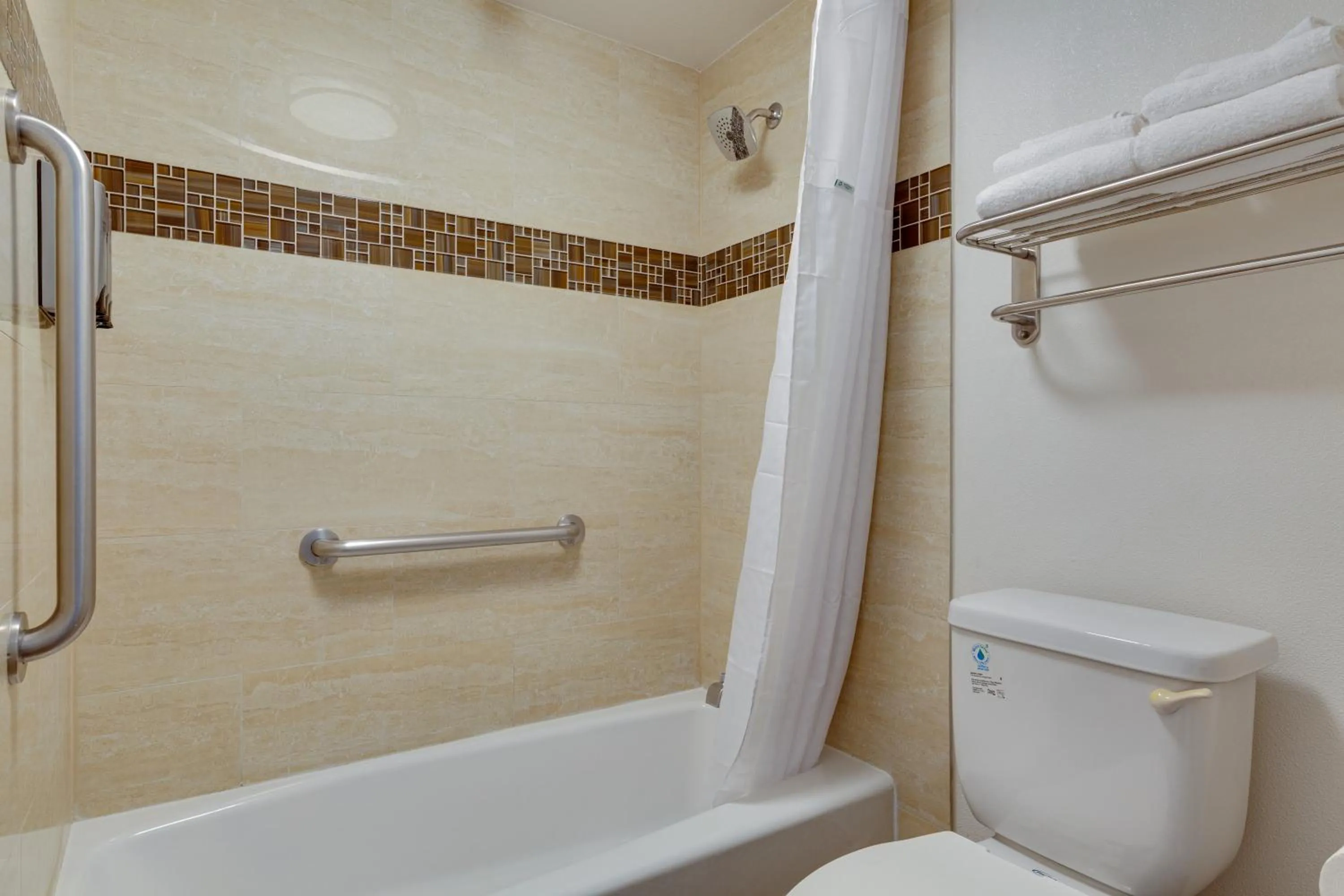 Bath in Hotel Seville - Ontario Airport/Chino