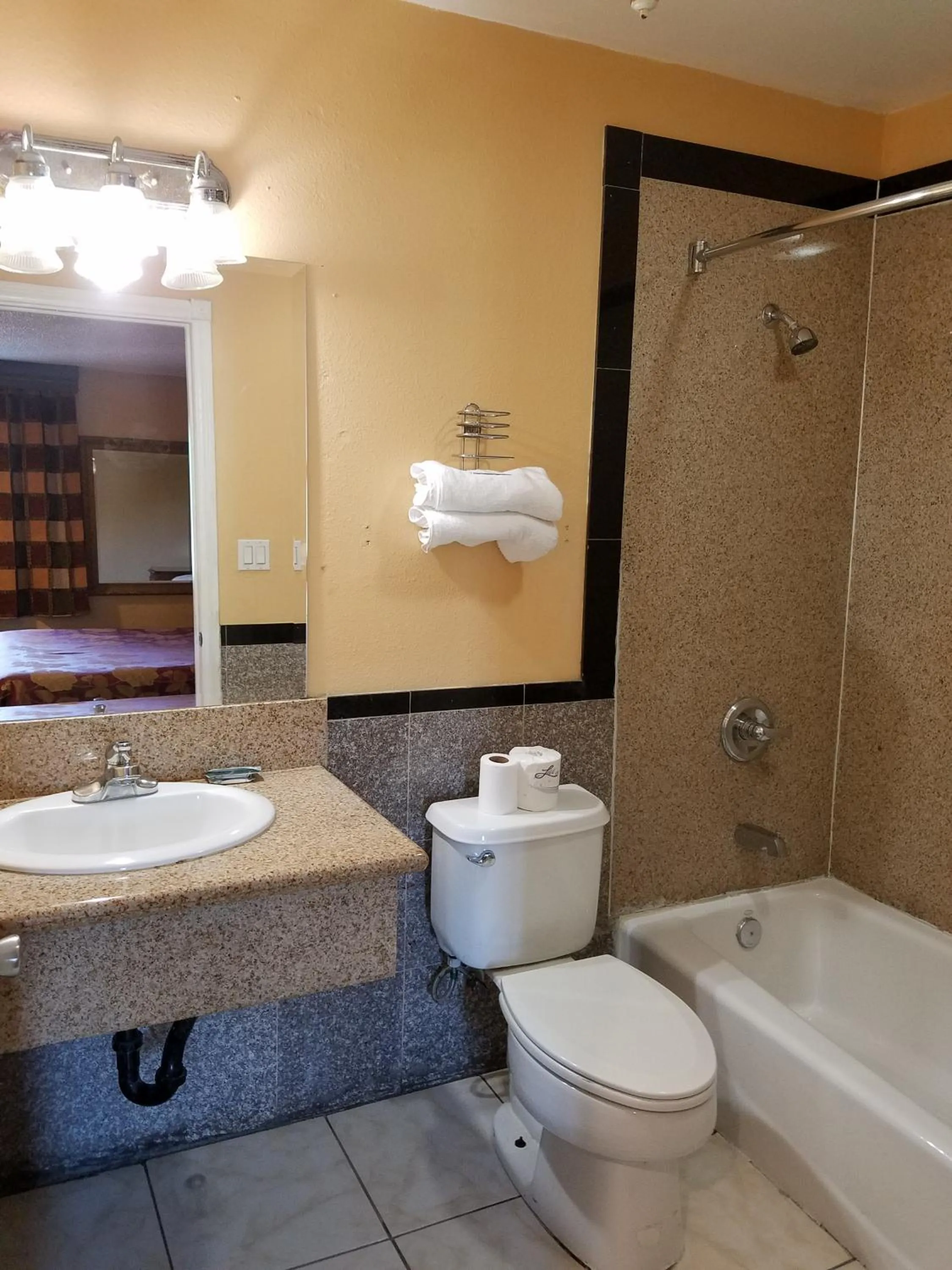 Bathroom in Central Inn Motel