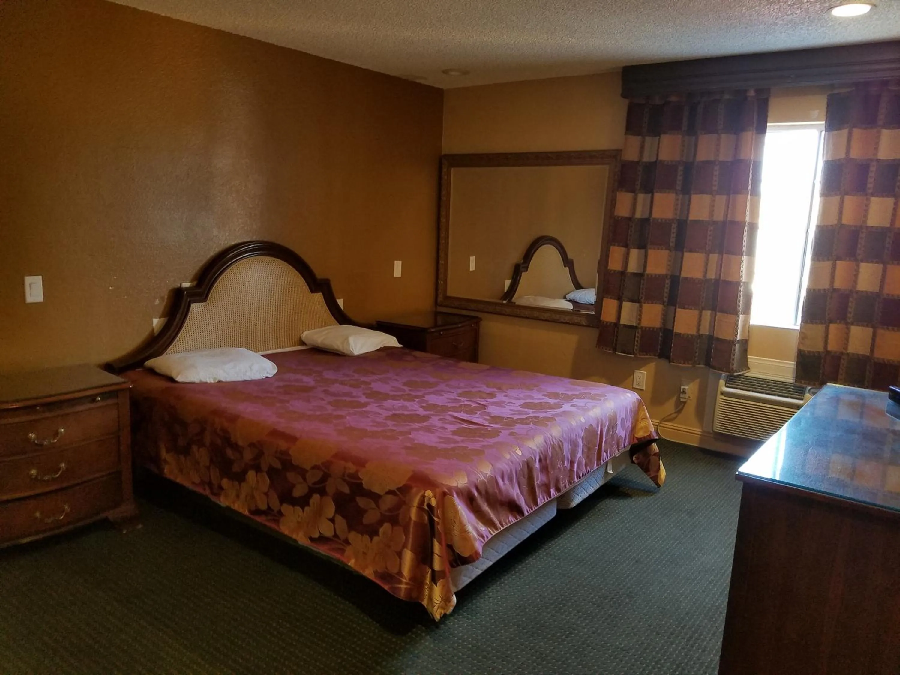 Bed in Central Inn Motel