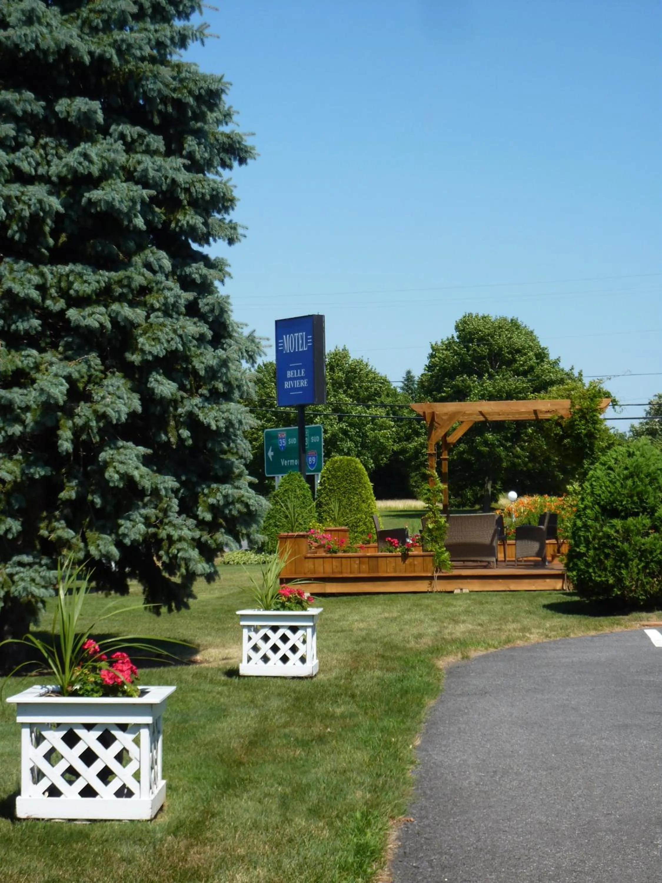 Garden in Motel Belle Riviere