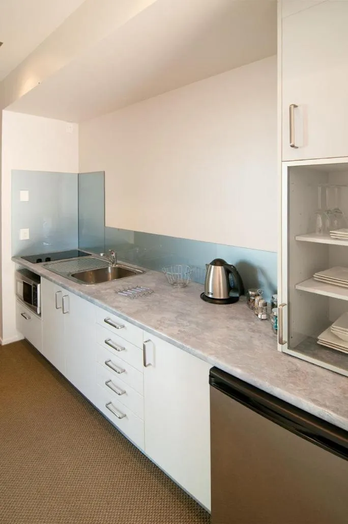 Kitchen or kitchenette in Broadway Motel & Miro Court Villas