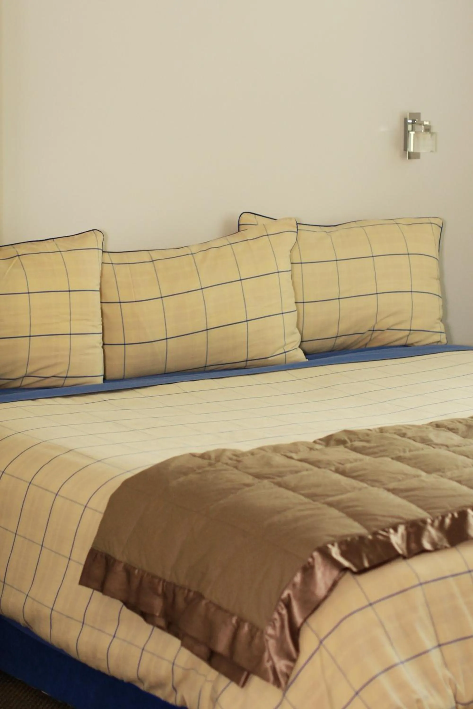 Bed in Broadway Motel & Miro Court Villas