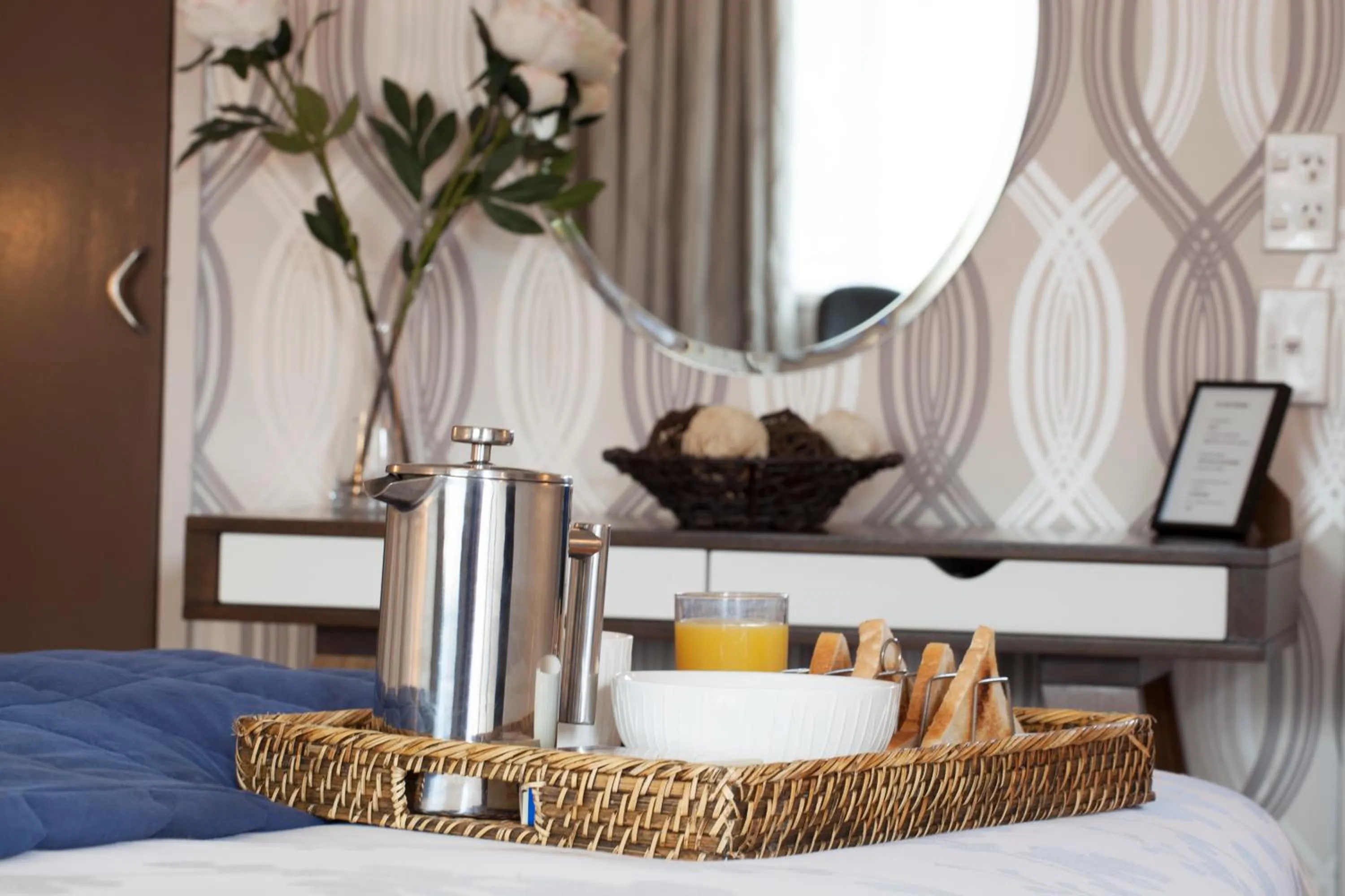 Decorative detail, Bed in Broadway Motel & Miro Court Villas