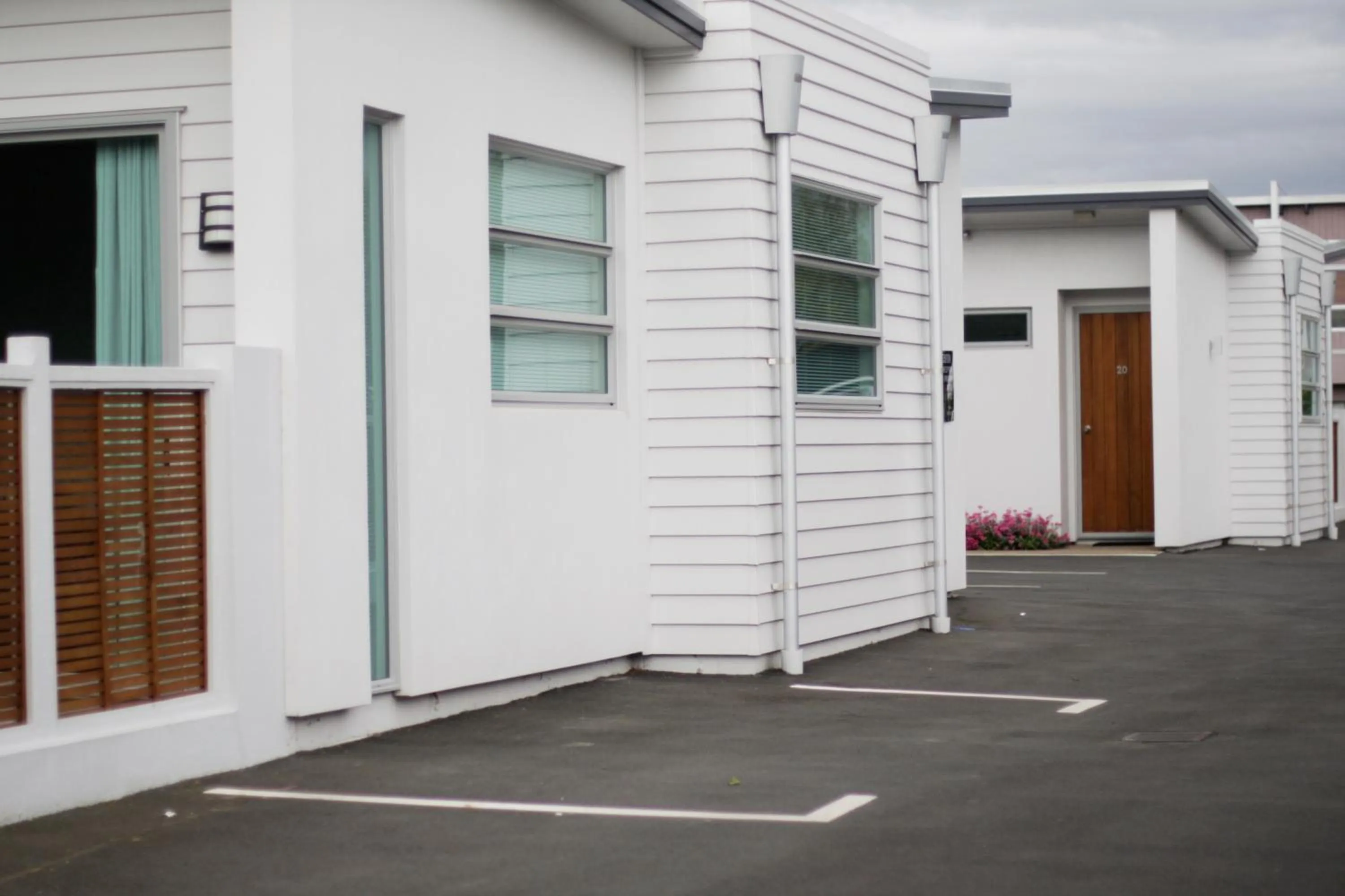 Facade/entrance in Broadway Motel & Miro Court Villas