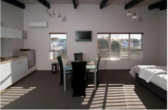 Day, Bed in Broadway Motel & Miro Court Villas