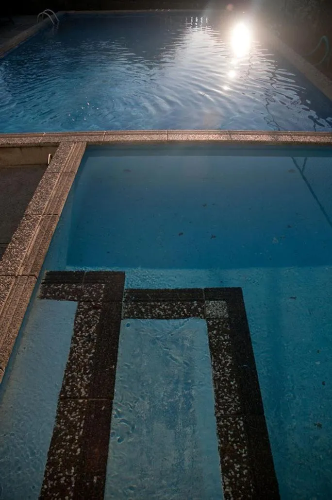 Night in Broadway Motel & Miro Court Villas