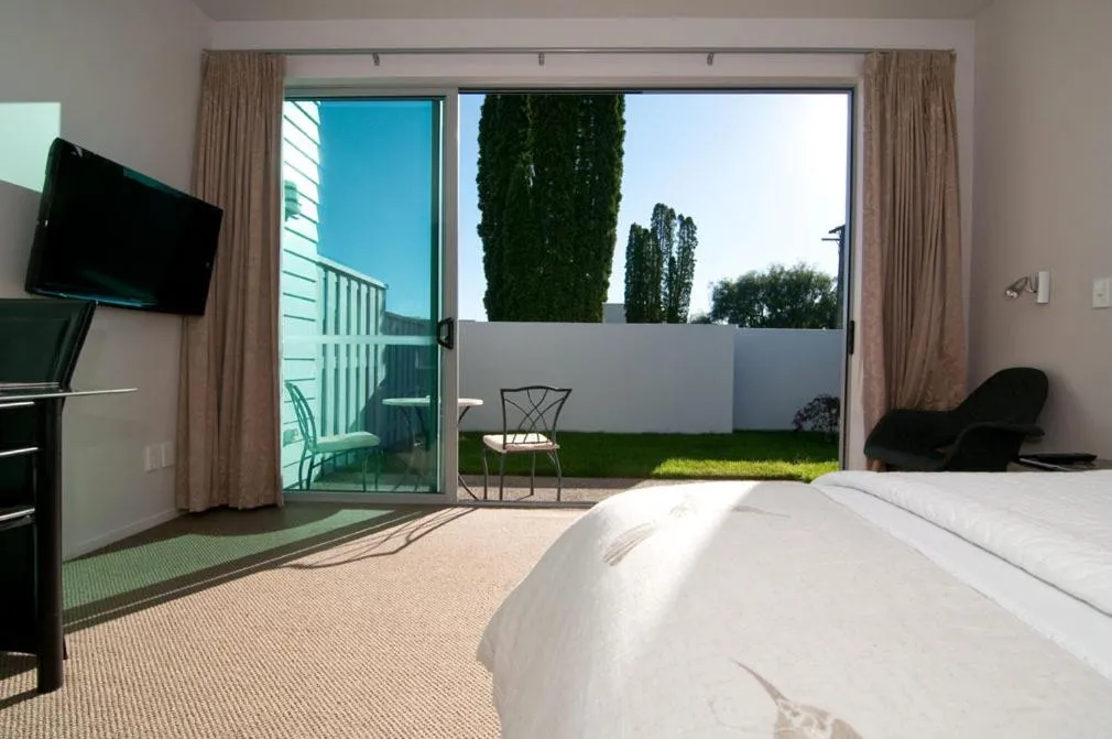 Day, Bed in Broadway Motel & Miro Court Villas