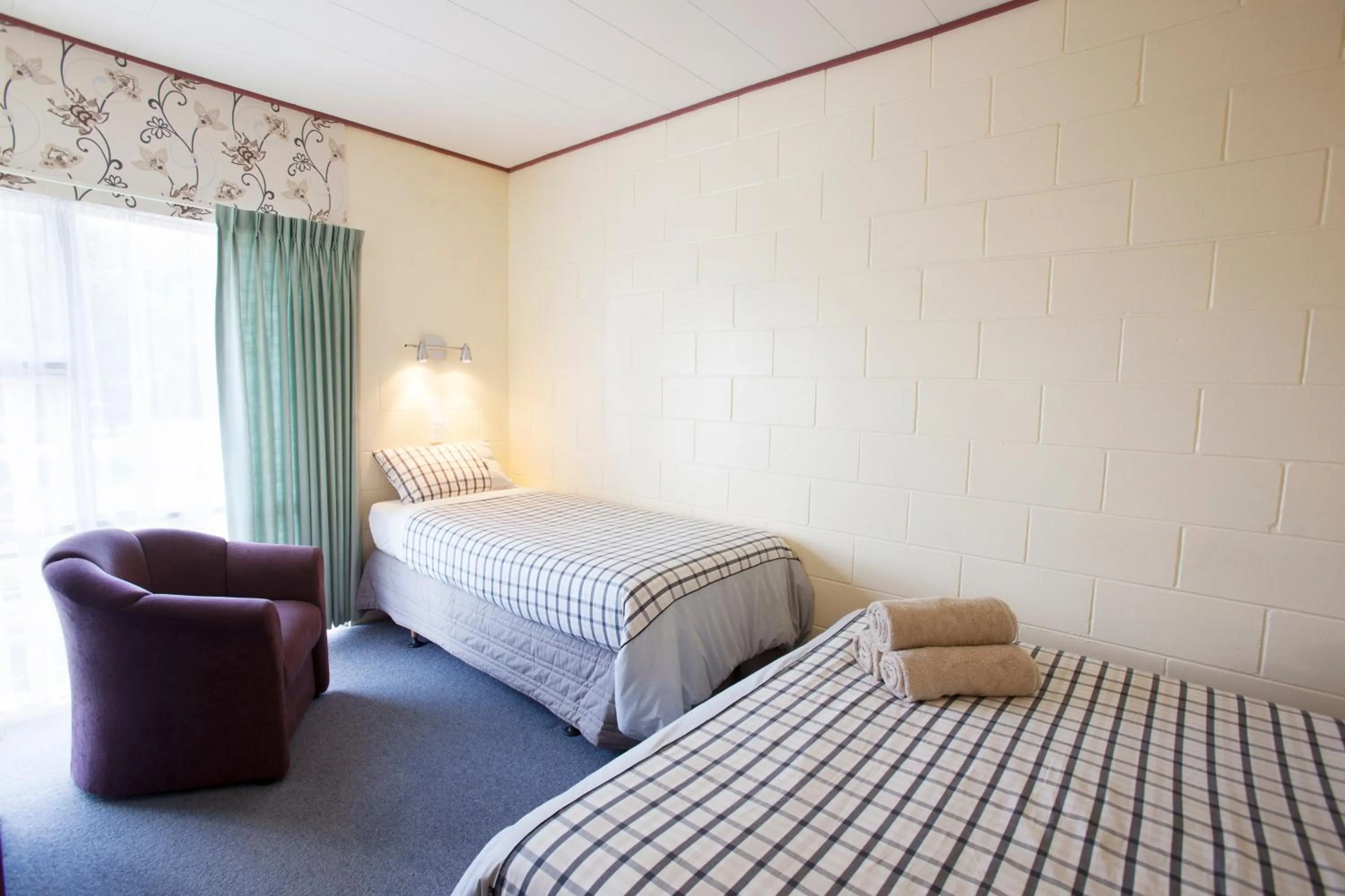 Day, Bed in Broadway Motel & Miro Court Villas