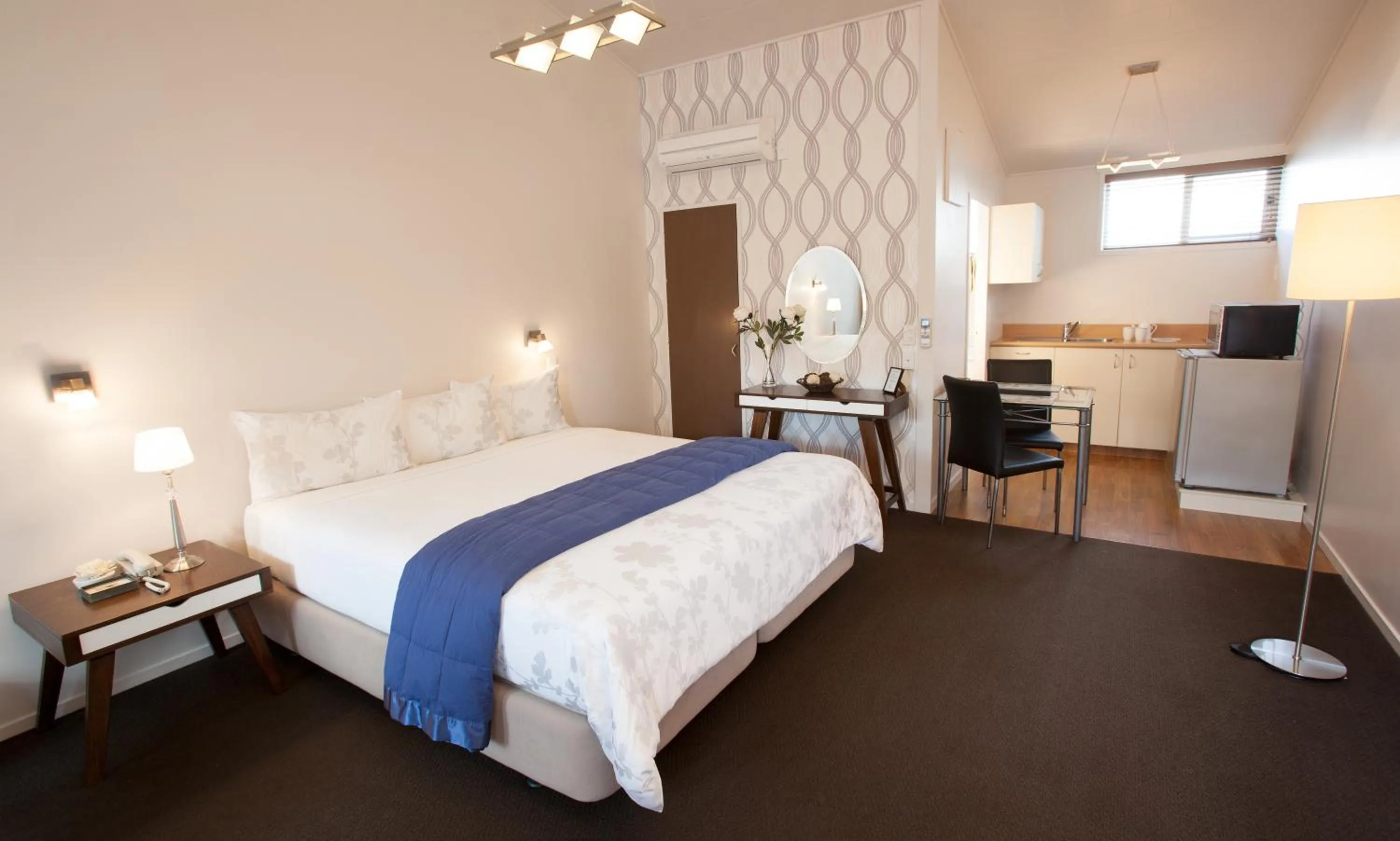 Day, Bed in Broadway Motel & Miro Court Villas