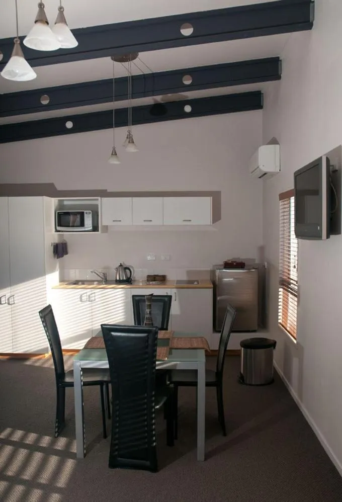 Day in Broadway Motel & Miro Court Villas