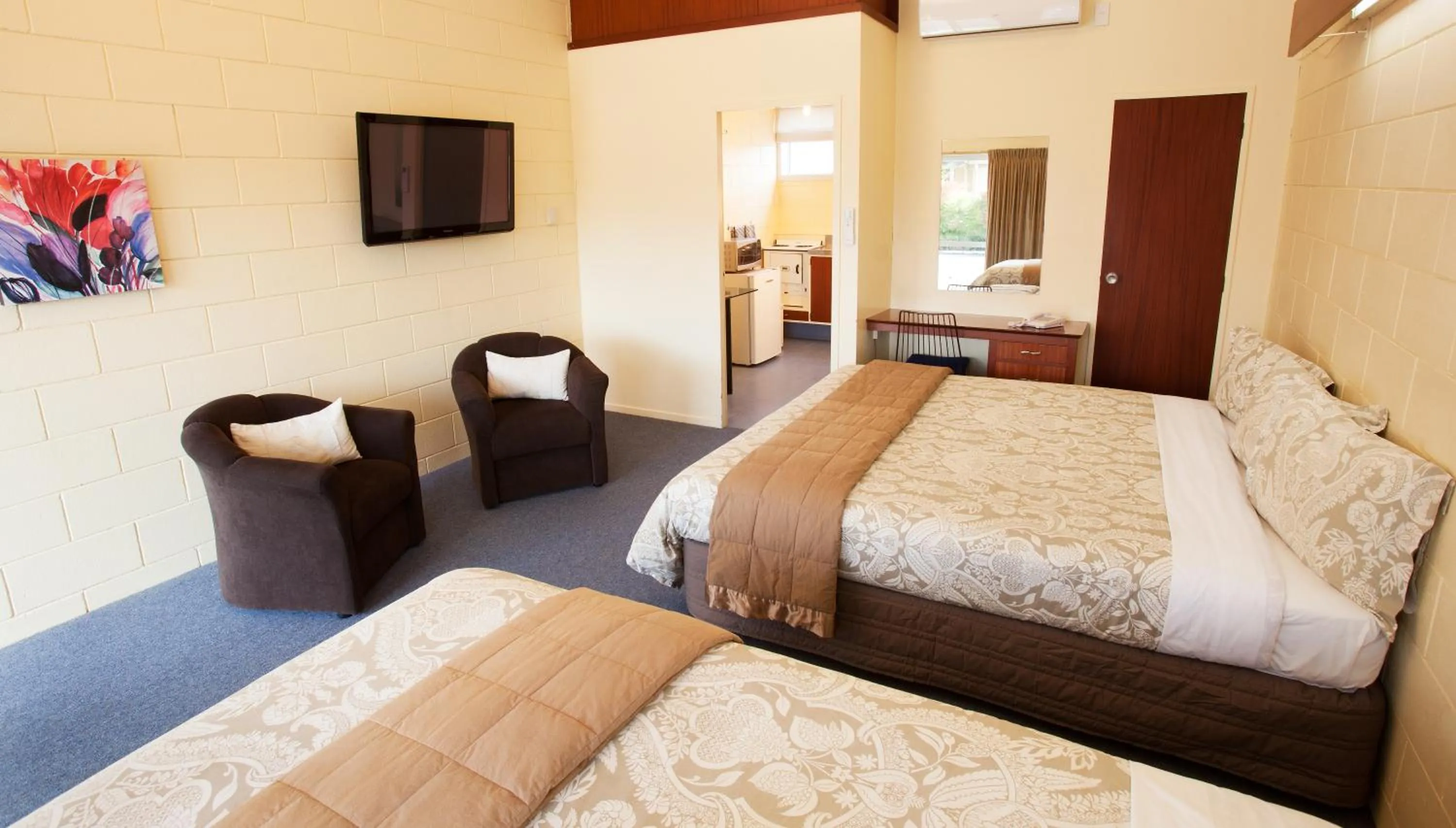 Day, Bed in Broadway Motel & Miro Court Villas