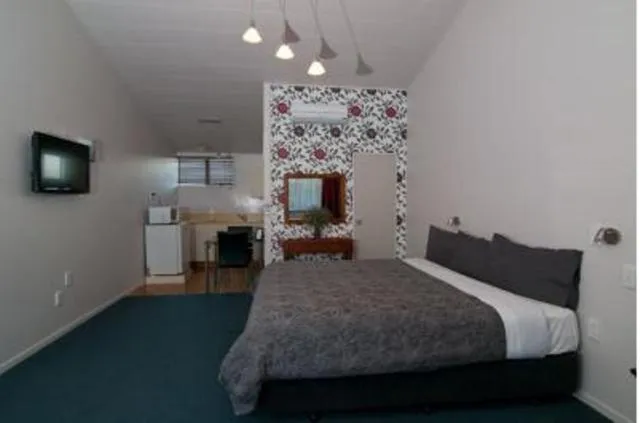 Photo of the whole room, Bed in Broadway Motel & Miro Court Villas