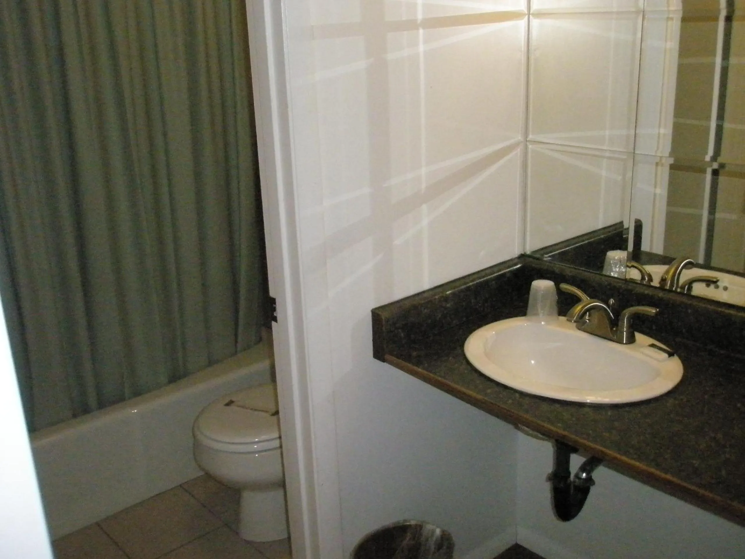 Bathroom in Mel Haven Motel