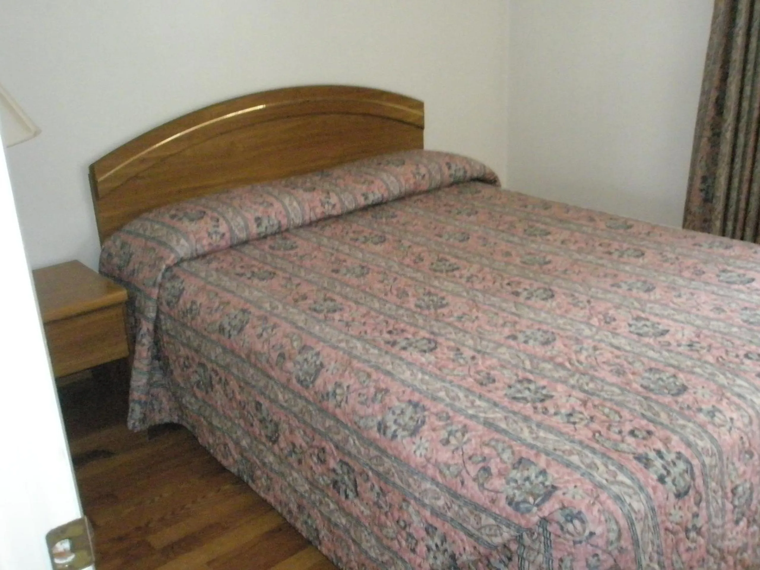 Bed in Mel Haven Motel