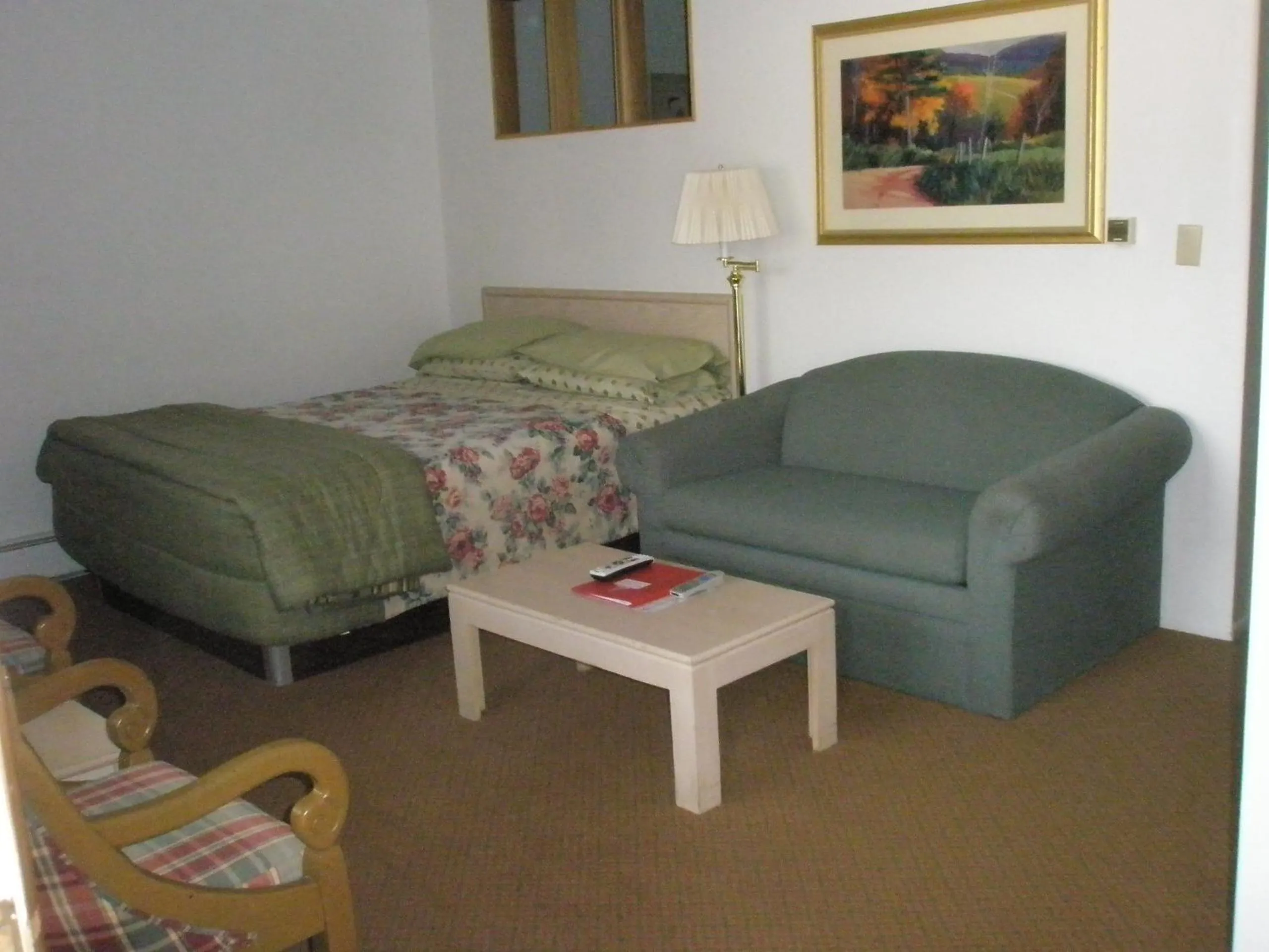 Photo of the whole room in Mel Haven Motel