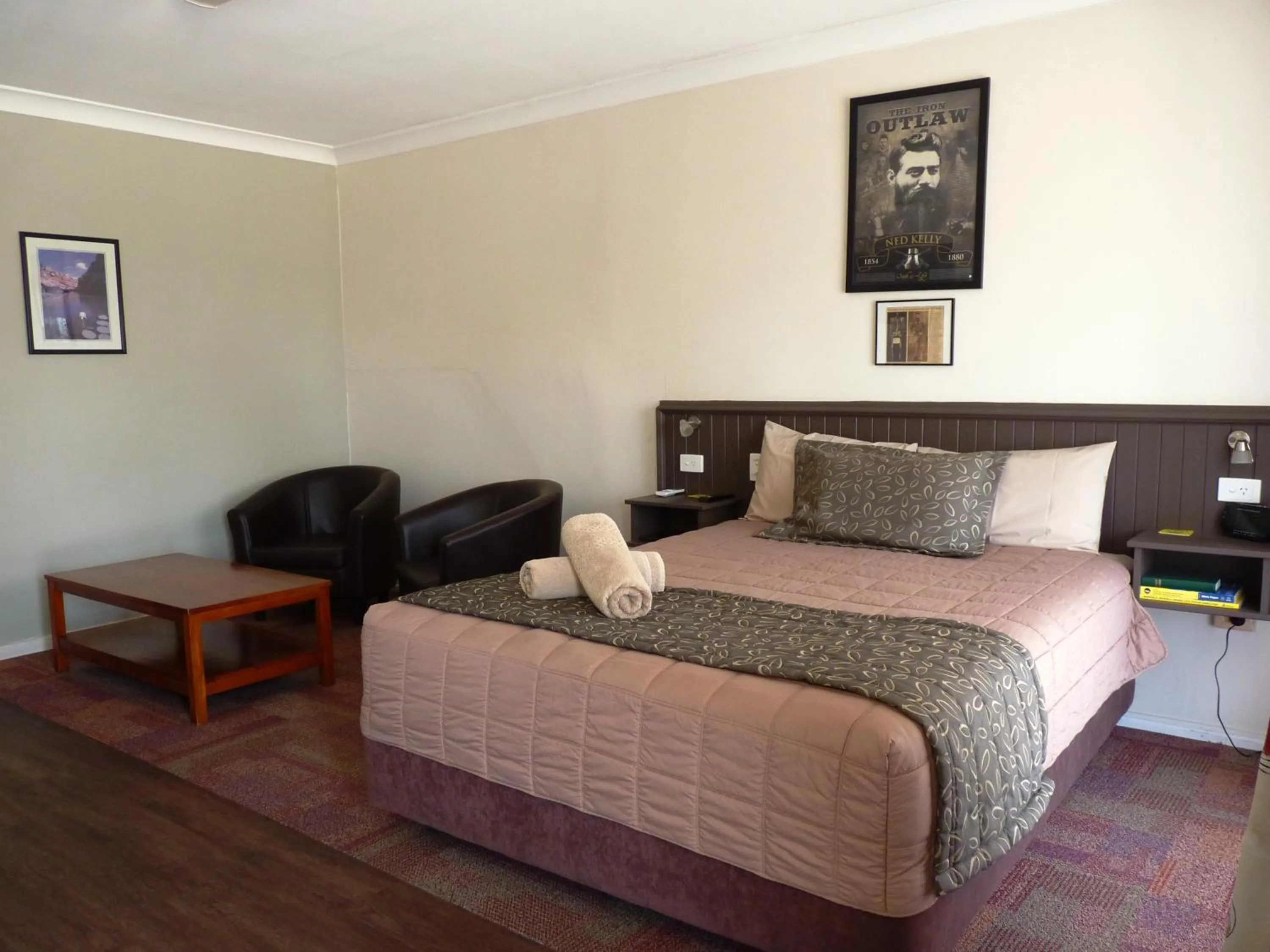 Bedroom, Bed in Winchester Motel