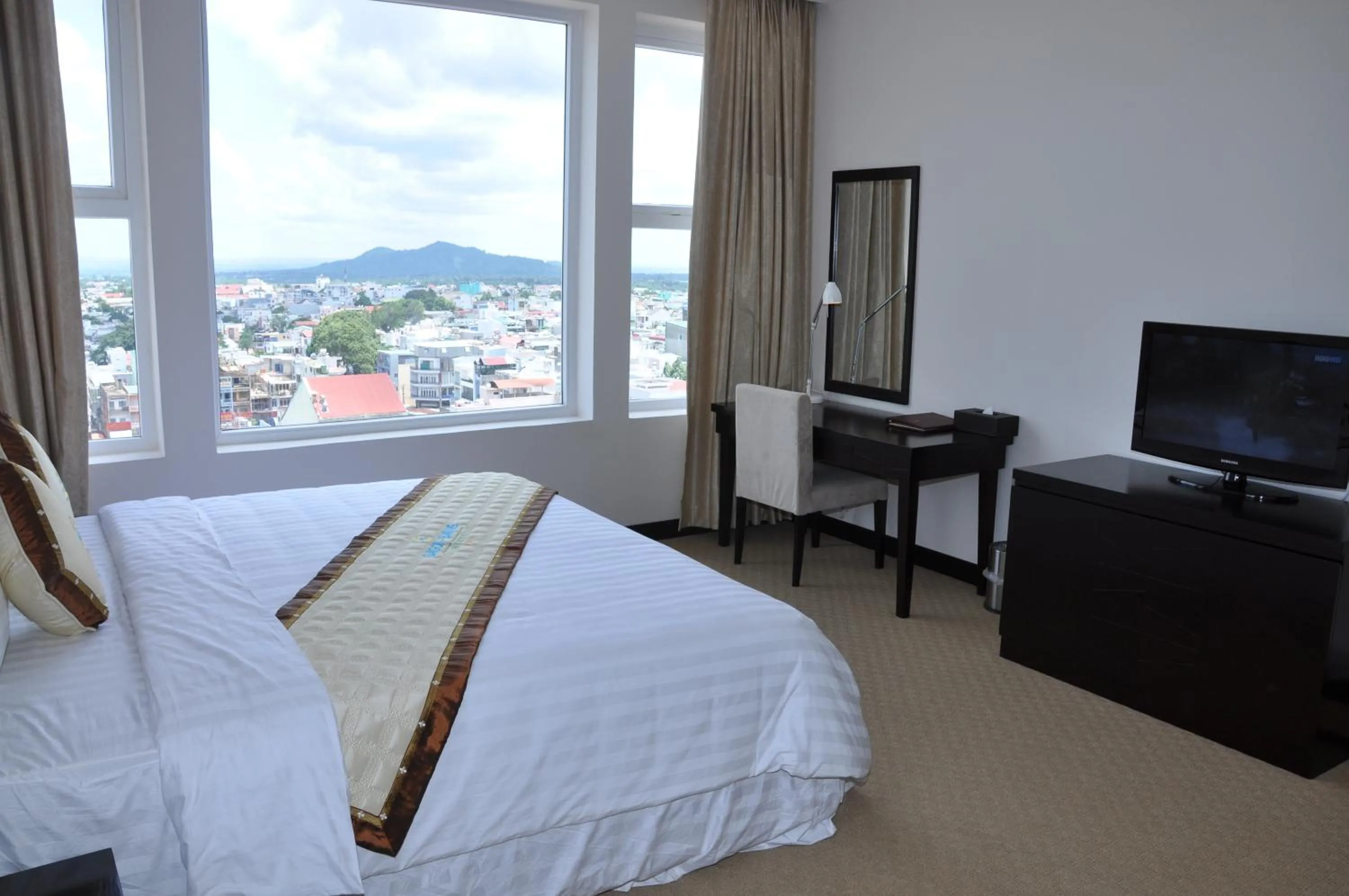 Mountain view, Bed in Sai Gon Ban Me Hotel