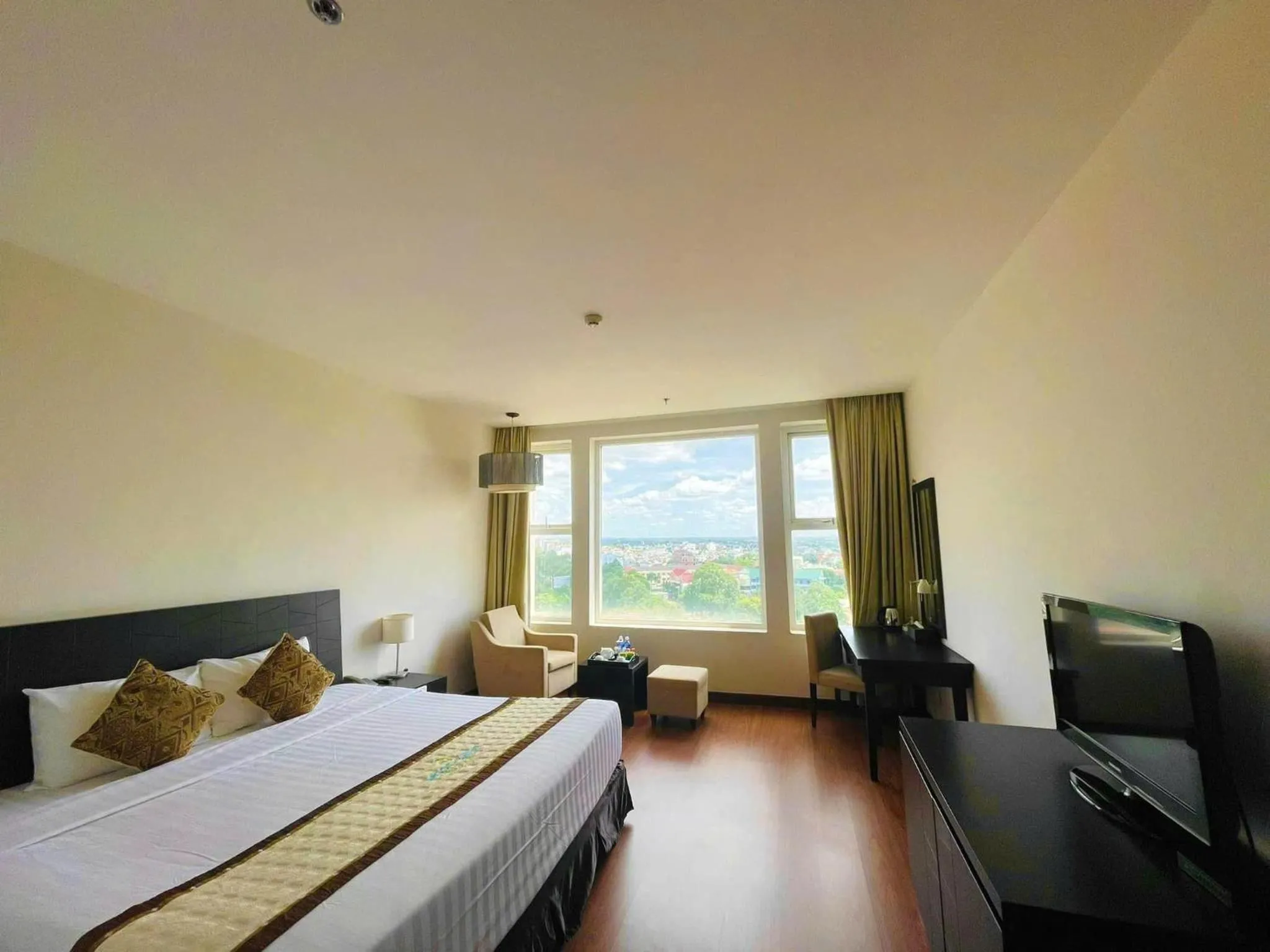 View (from property/room), Bed in Sai Gon Ban Me Hotel