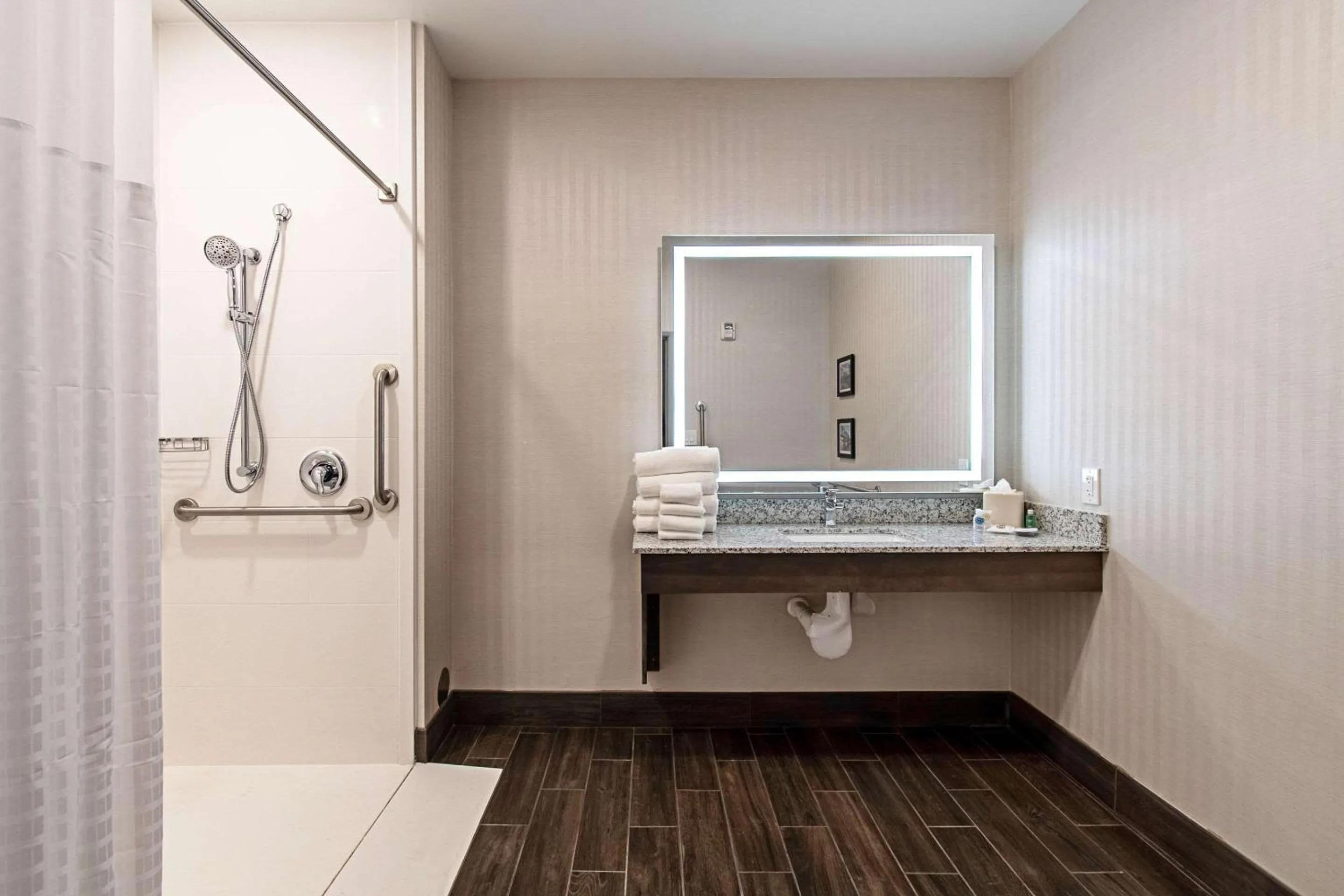 Photo of the whole room in Comfort Suites Grove City - Columbus South