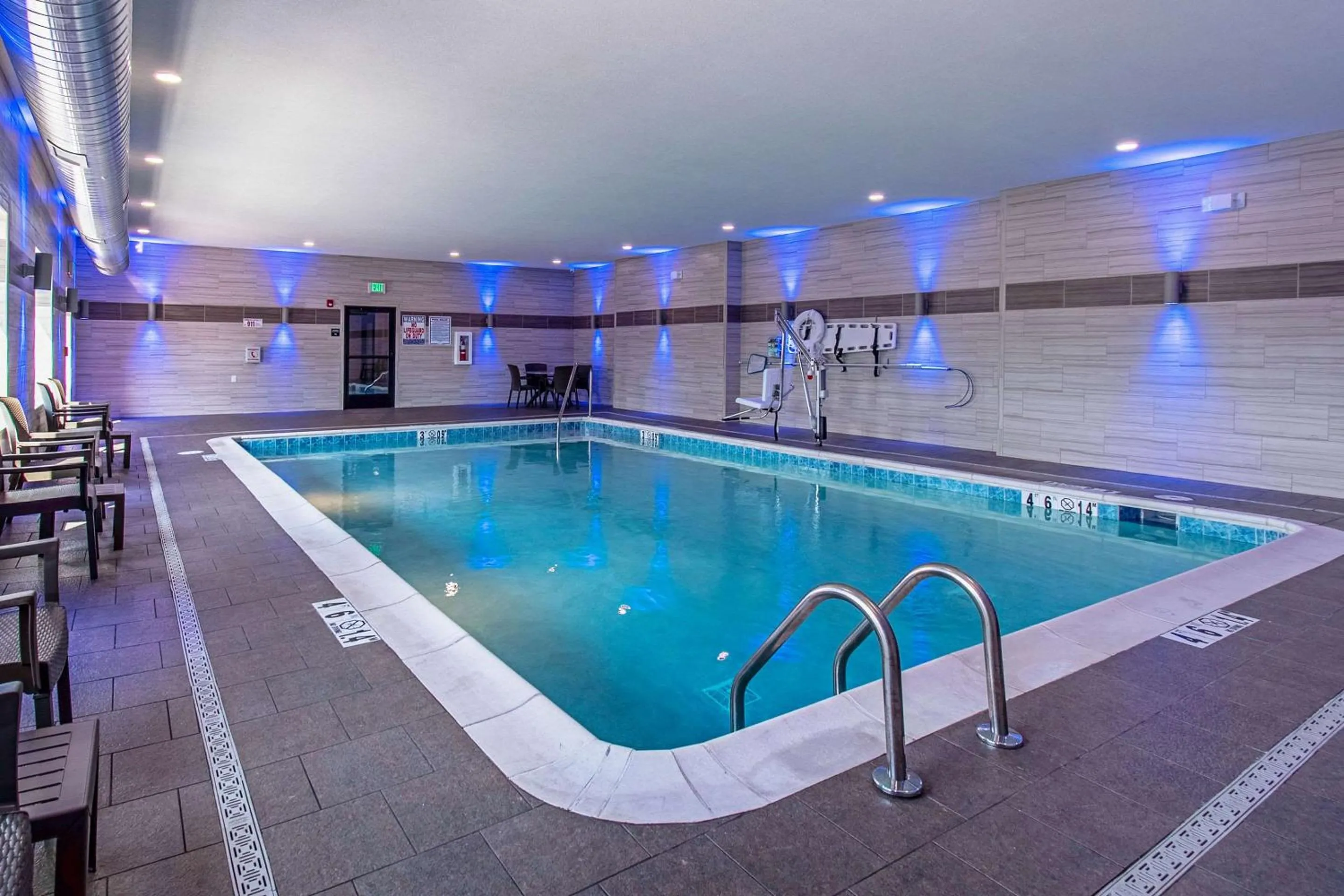 Swimming pool in Comfort Suites Grove City - Columbus South