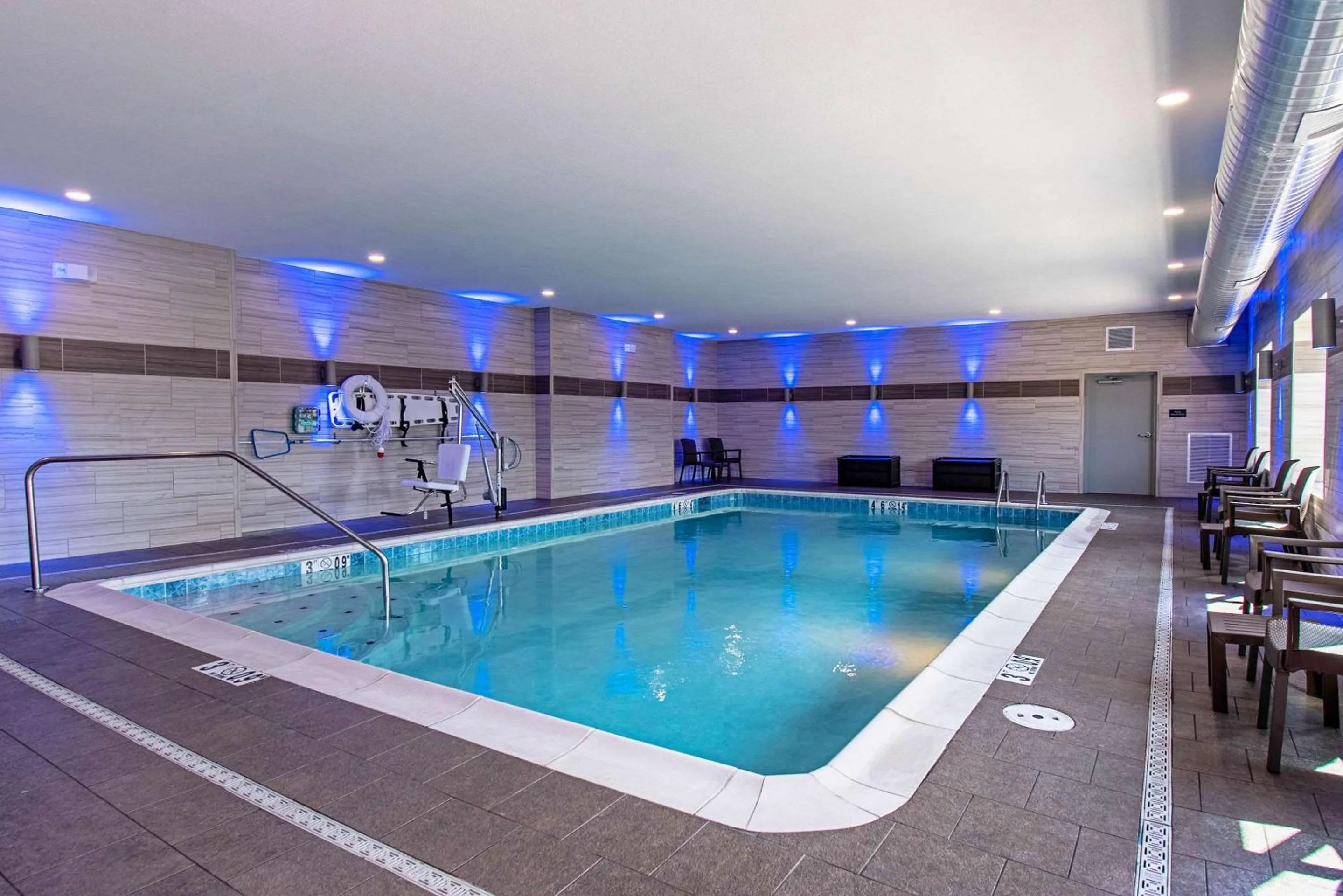 Swimming pool in Comfort Suites Grove City - Columbus South