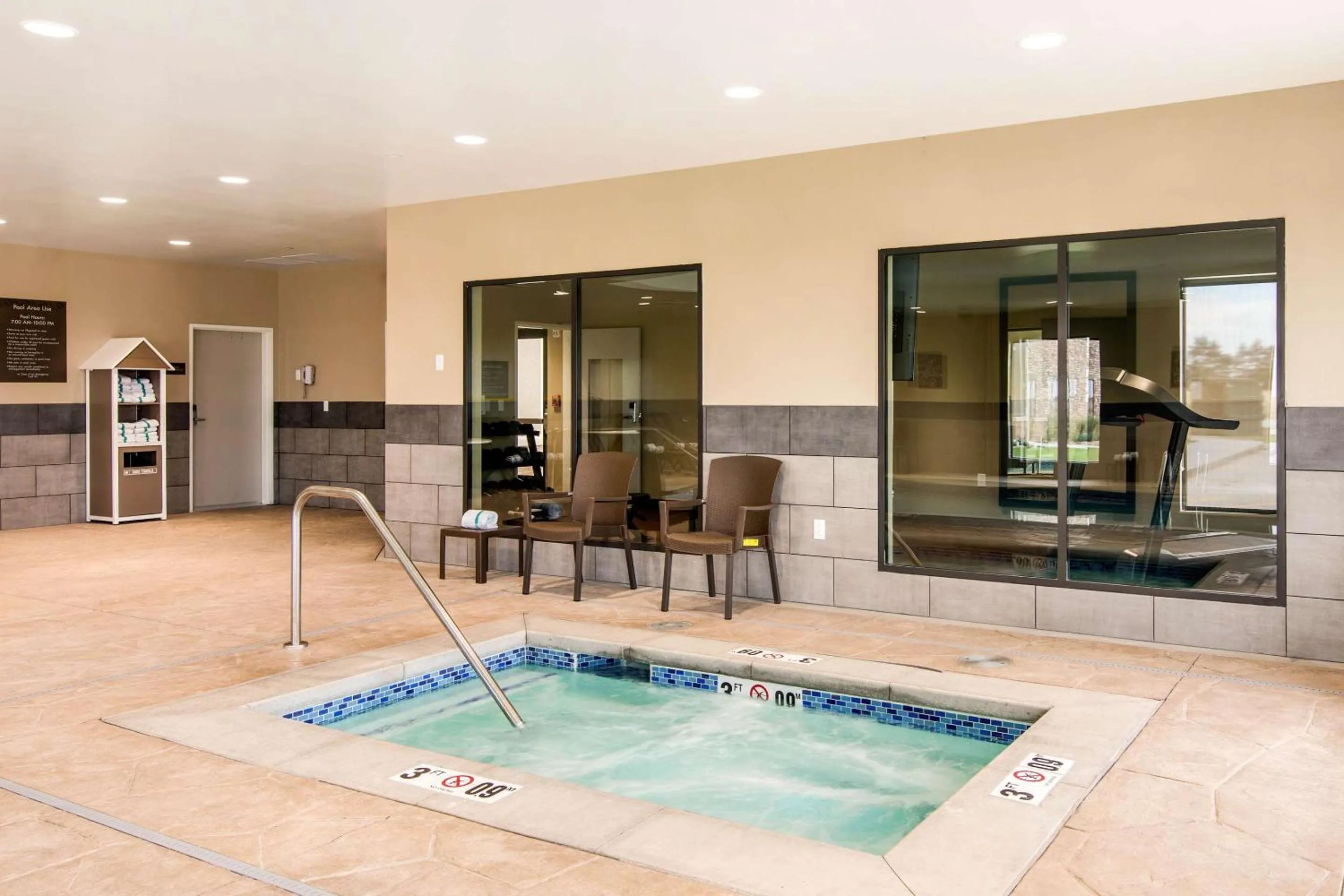 Swimming pool in Comfort Suites Liberal North