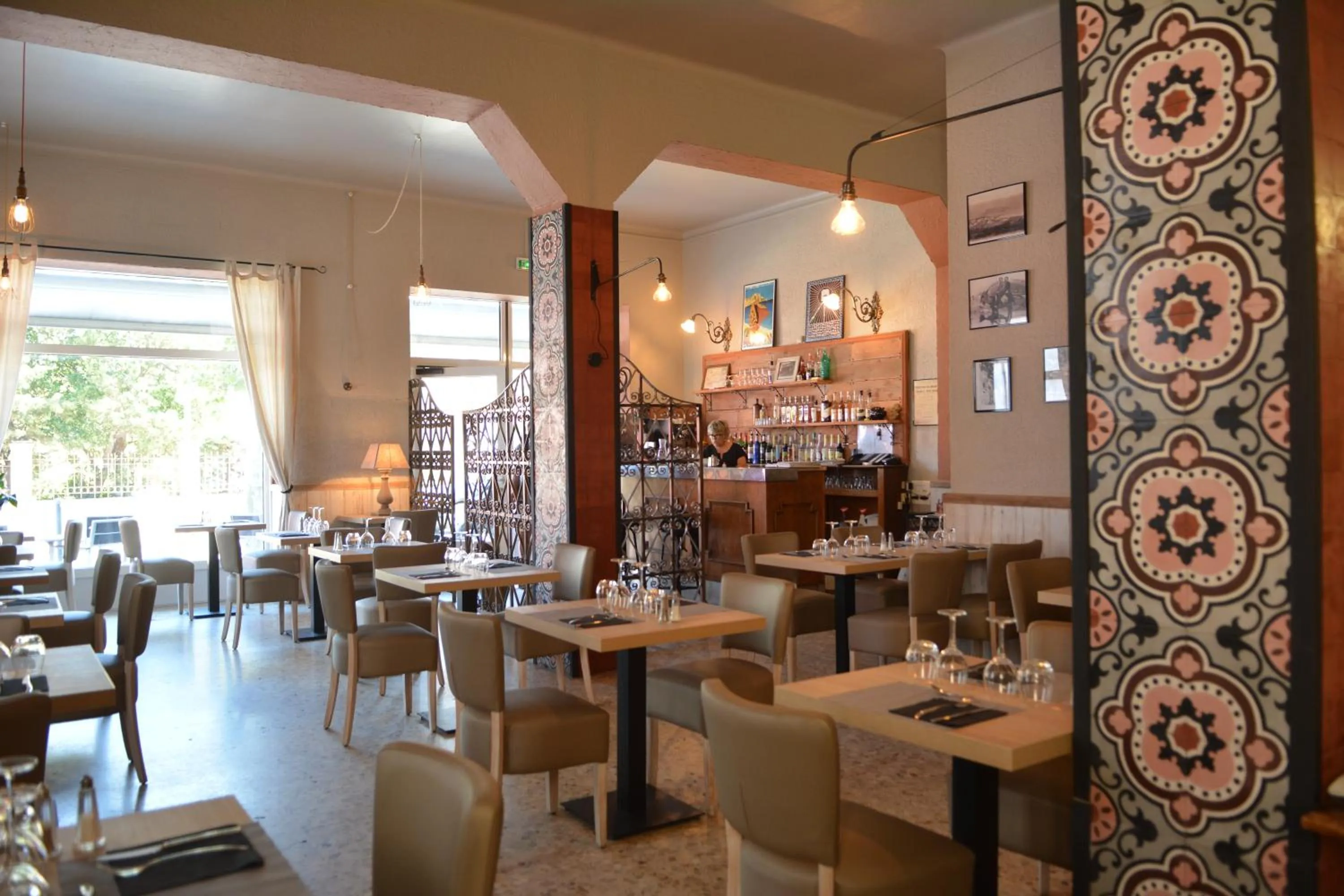 Restaurant/places to eat in Hôtel le Grillon