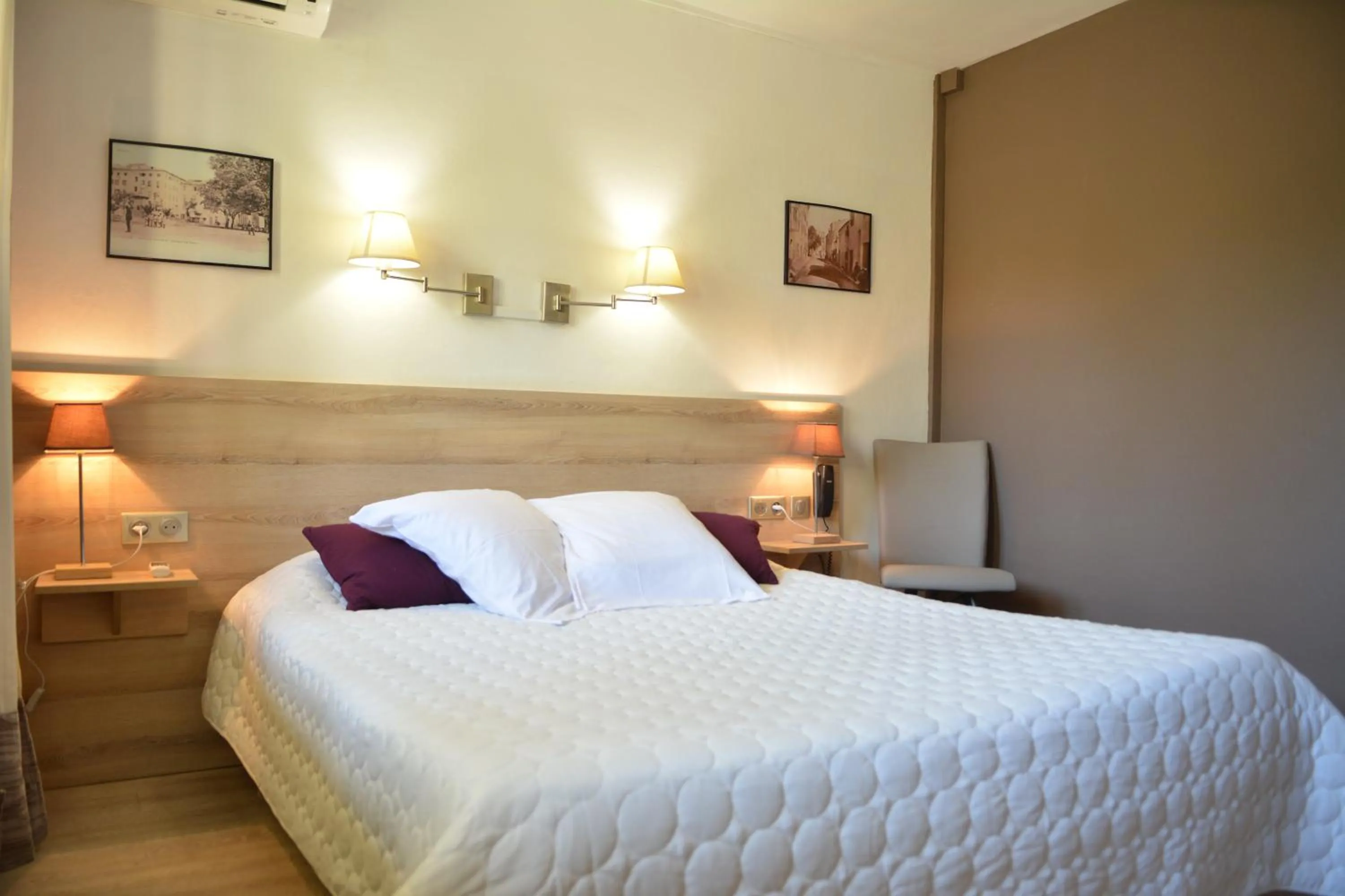 Bed in Hôtel le Grillon