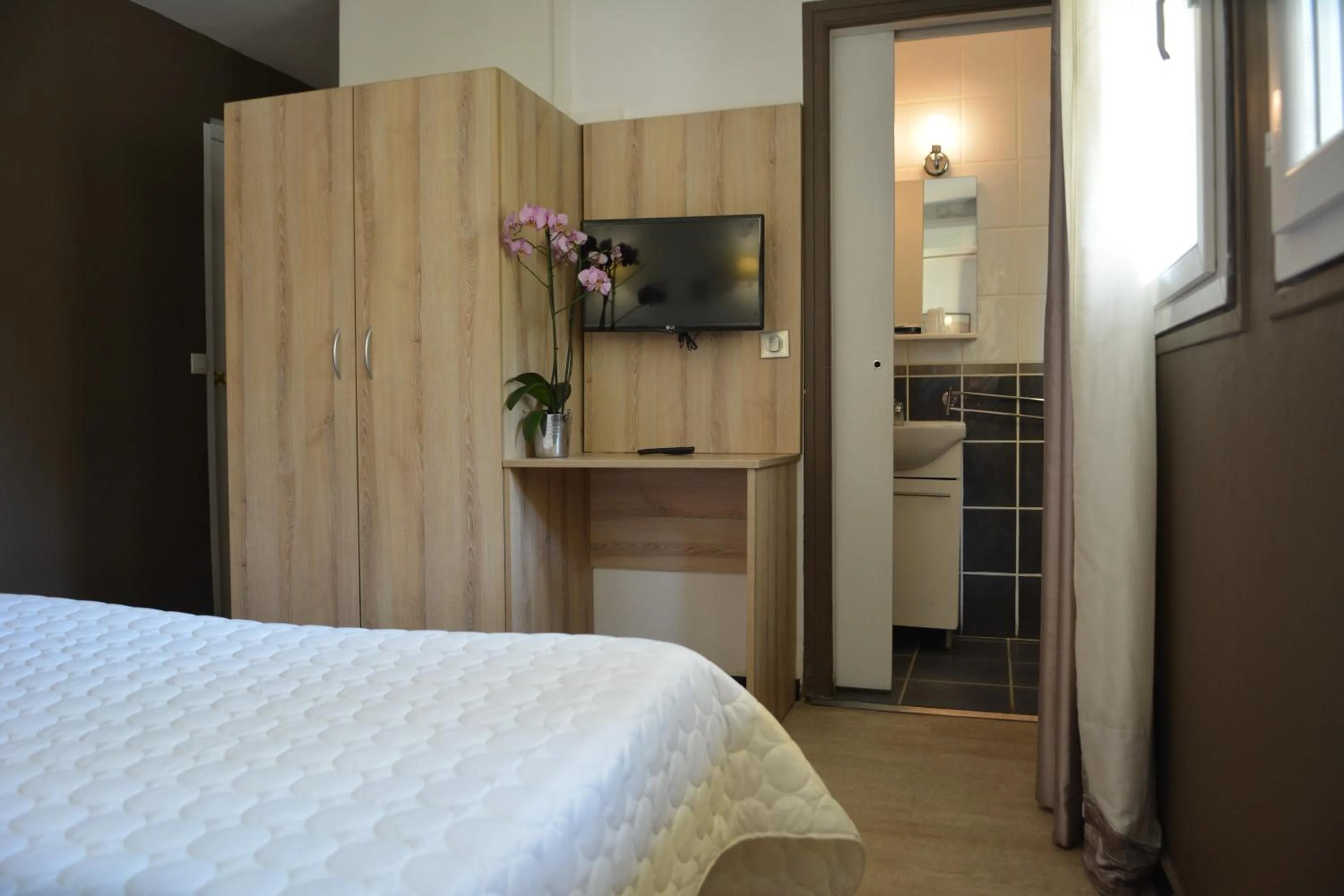 Bed in Hôtel le Grillon