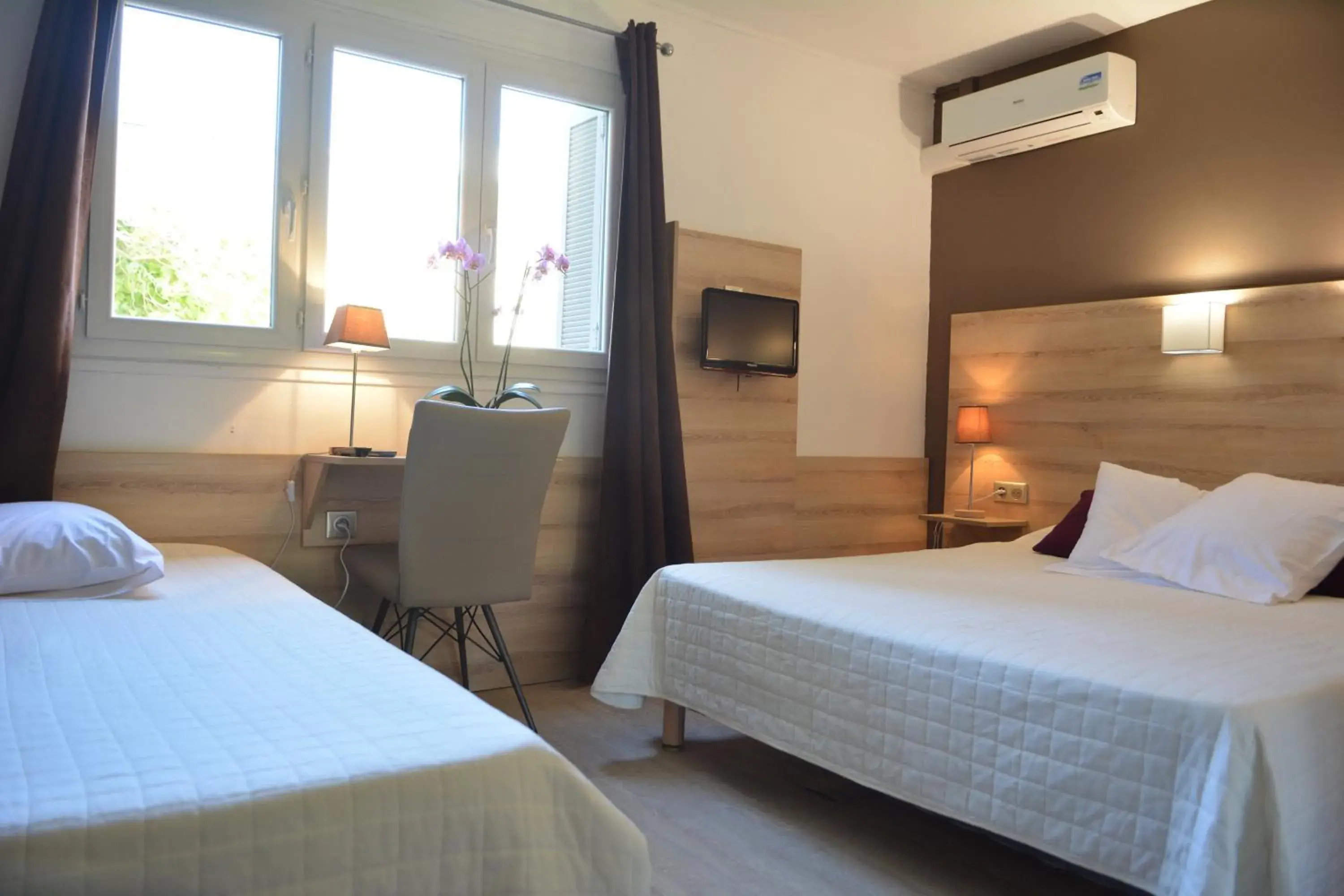 Double Room with Extra Bed in Hôtel le Grillon Double Room with Extra Bed in Hôtel le Grillon