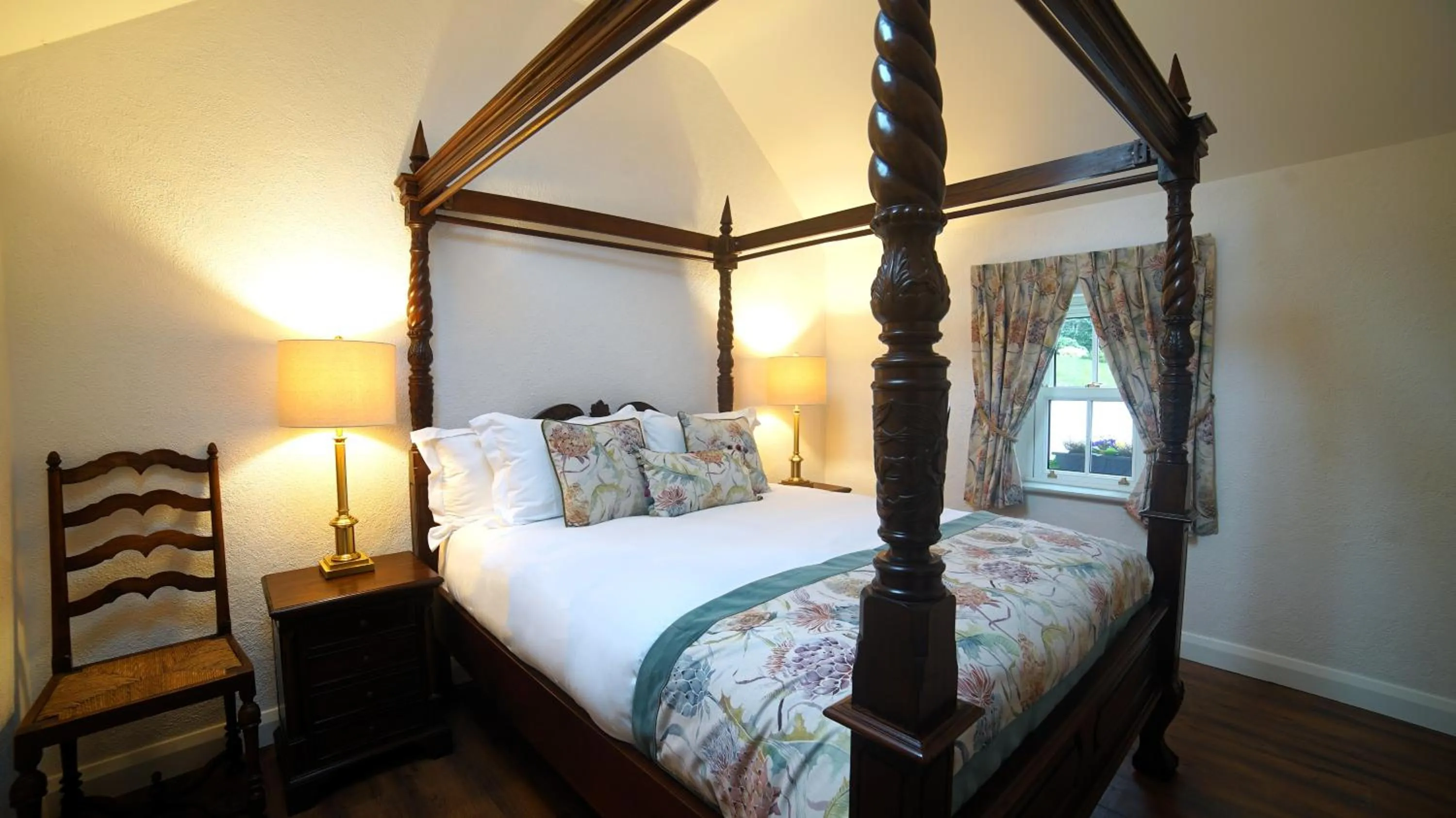 Bedroom, Bed in Killeavy Castle Estate