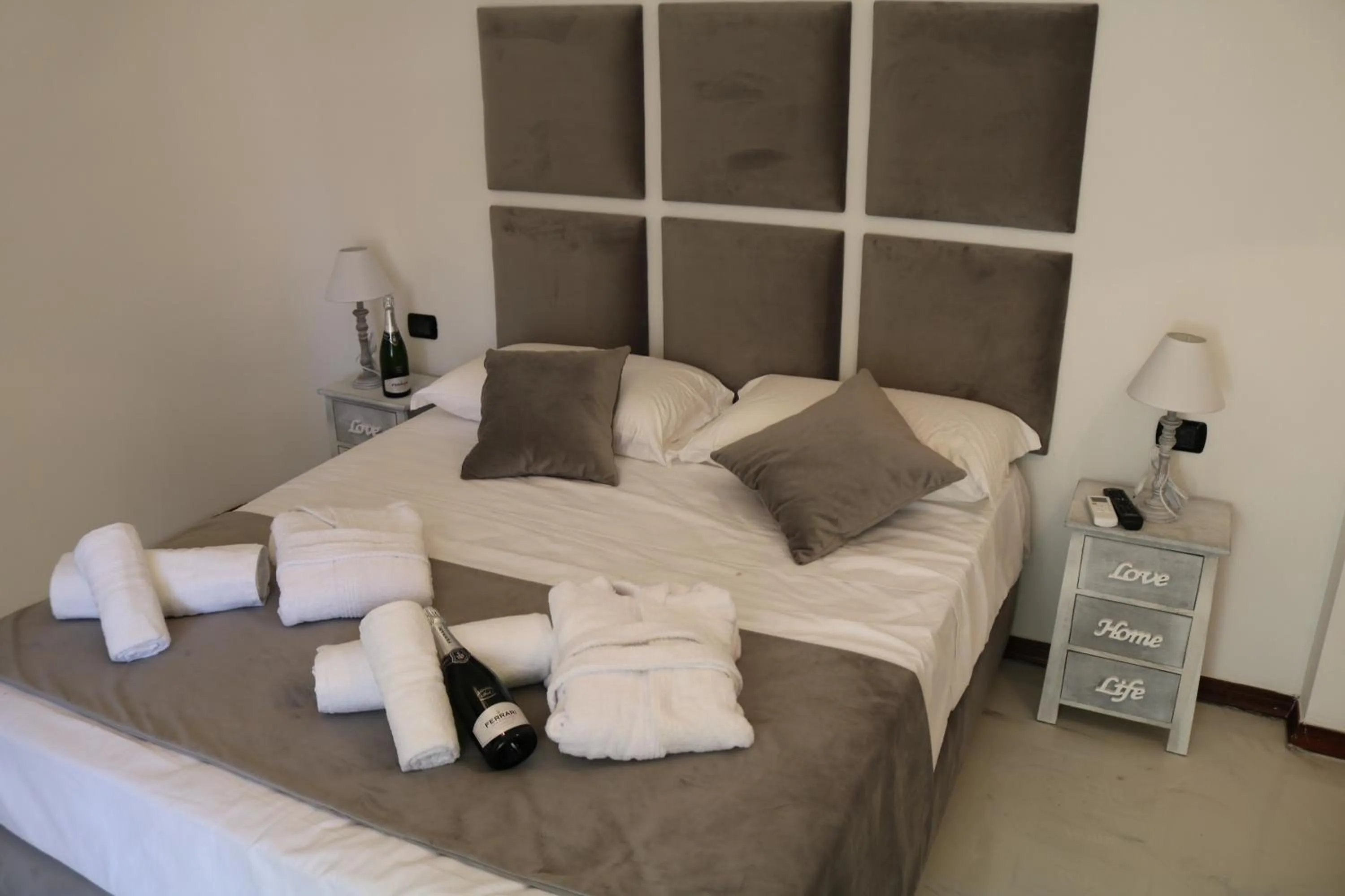 Bed in Neapolis City Life