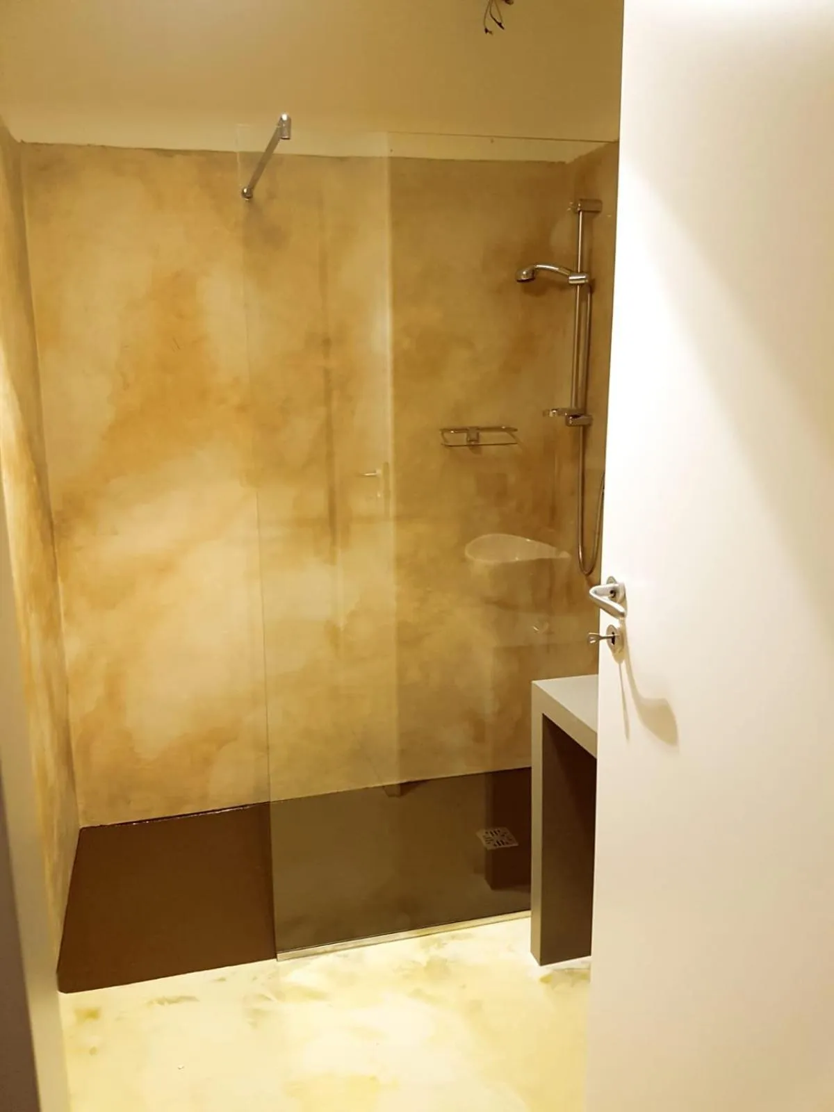 Shower in Neapolis City Life