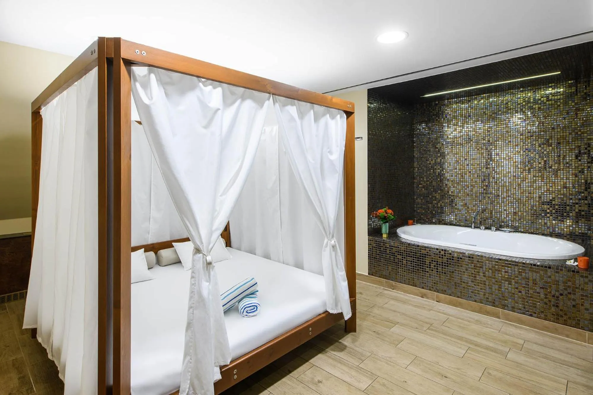 Massage, Bed in Eurostars uHOTEL