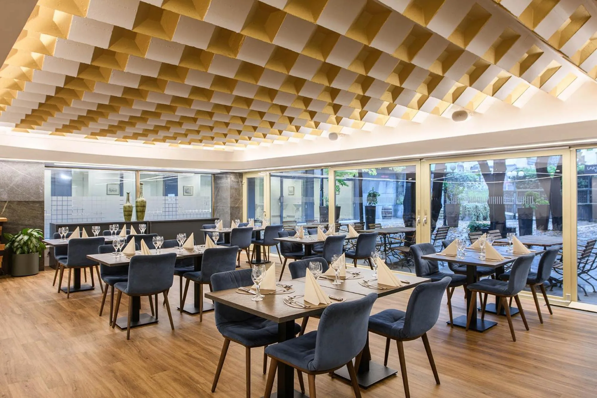 Restaurant/places to eat in Eurostars uHOTEL