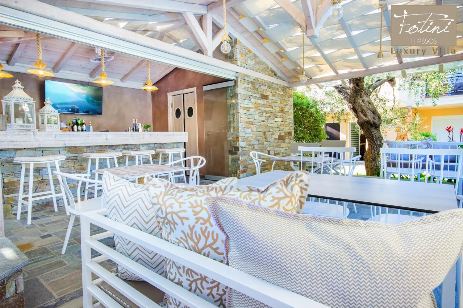 Restaurant/places to eat in Luxury Villa Fotini