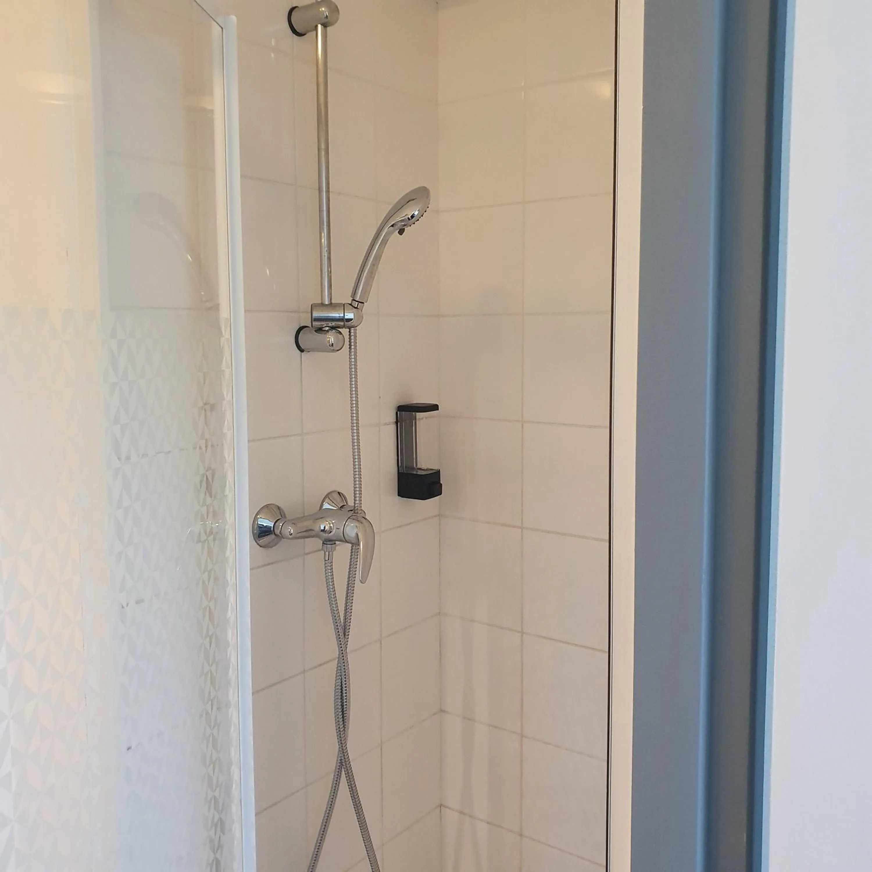 Shower in Enzo Hotels Loudeac By Kyriad Direct