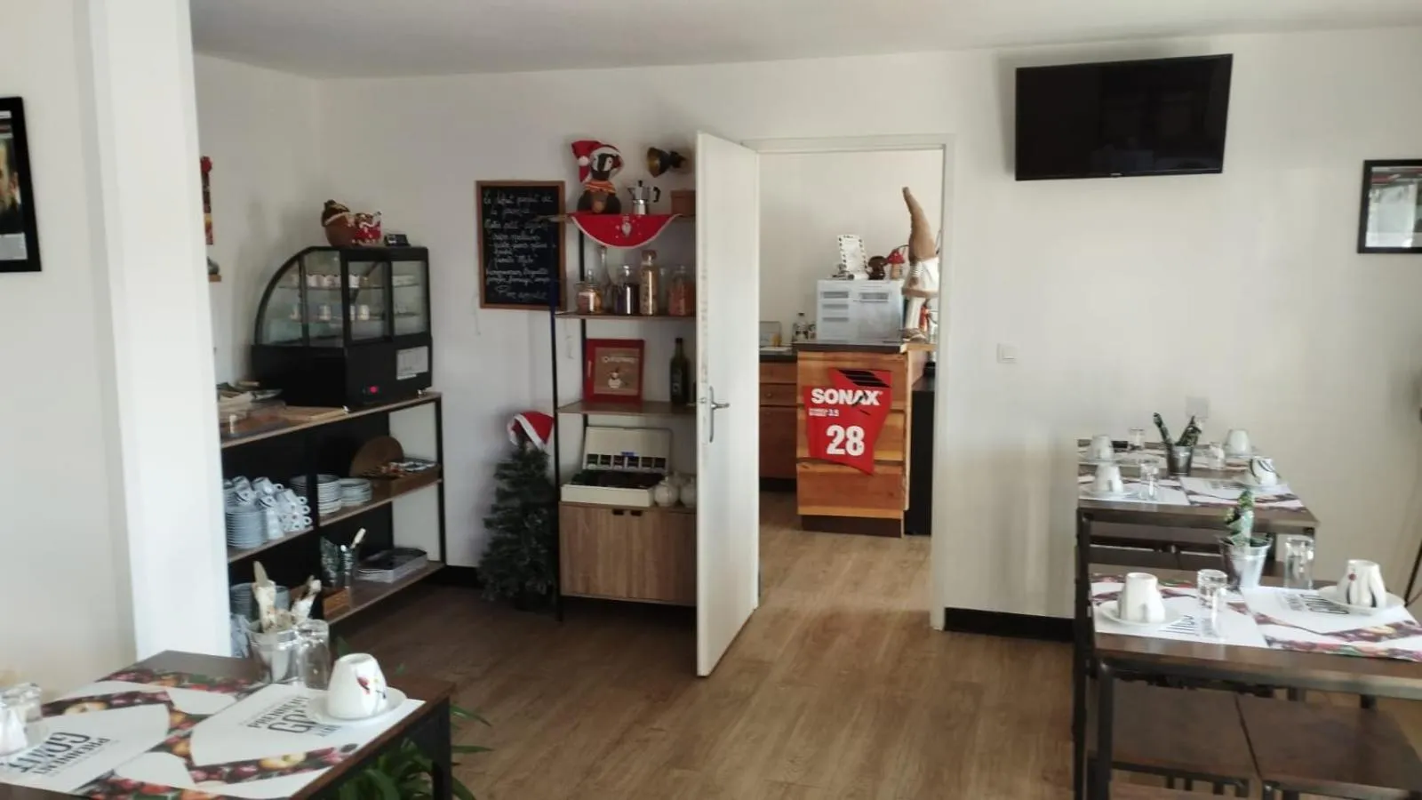 Coffee/tea facilities in Enzo Hotels Loudeac