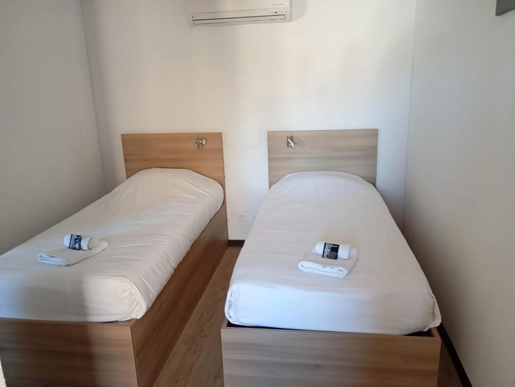 Bed in Enzo Hotels Loudeac