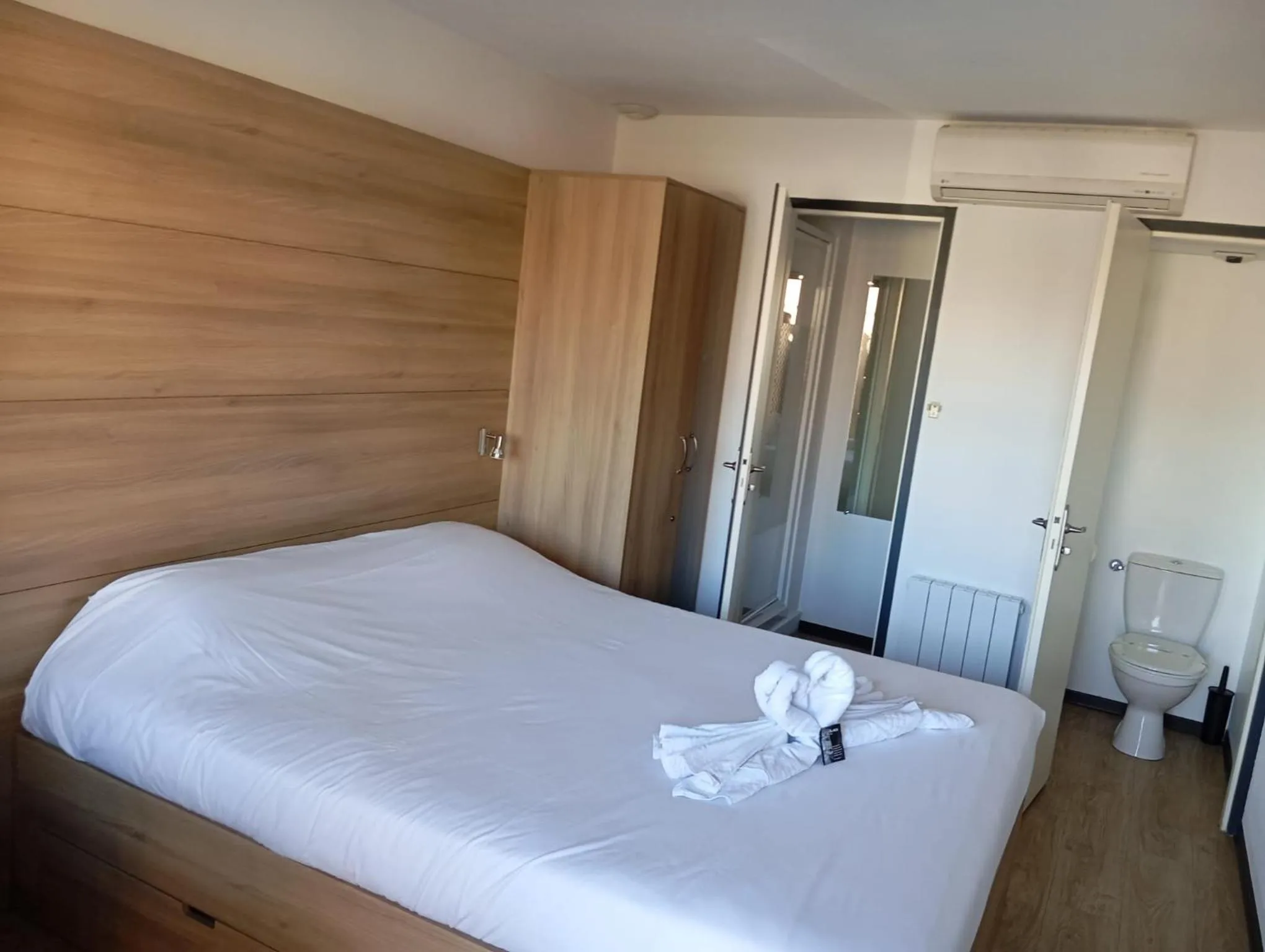 Bedroom, Bed in Enzo Hotels Loudeac