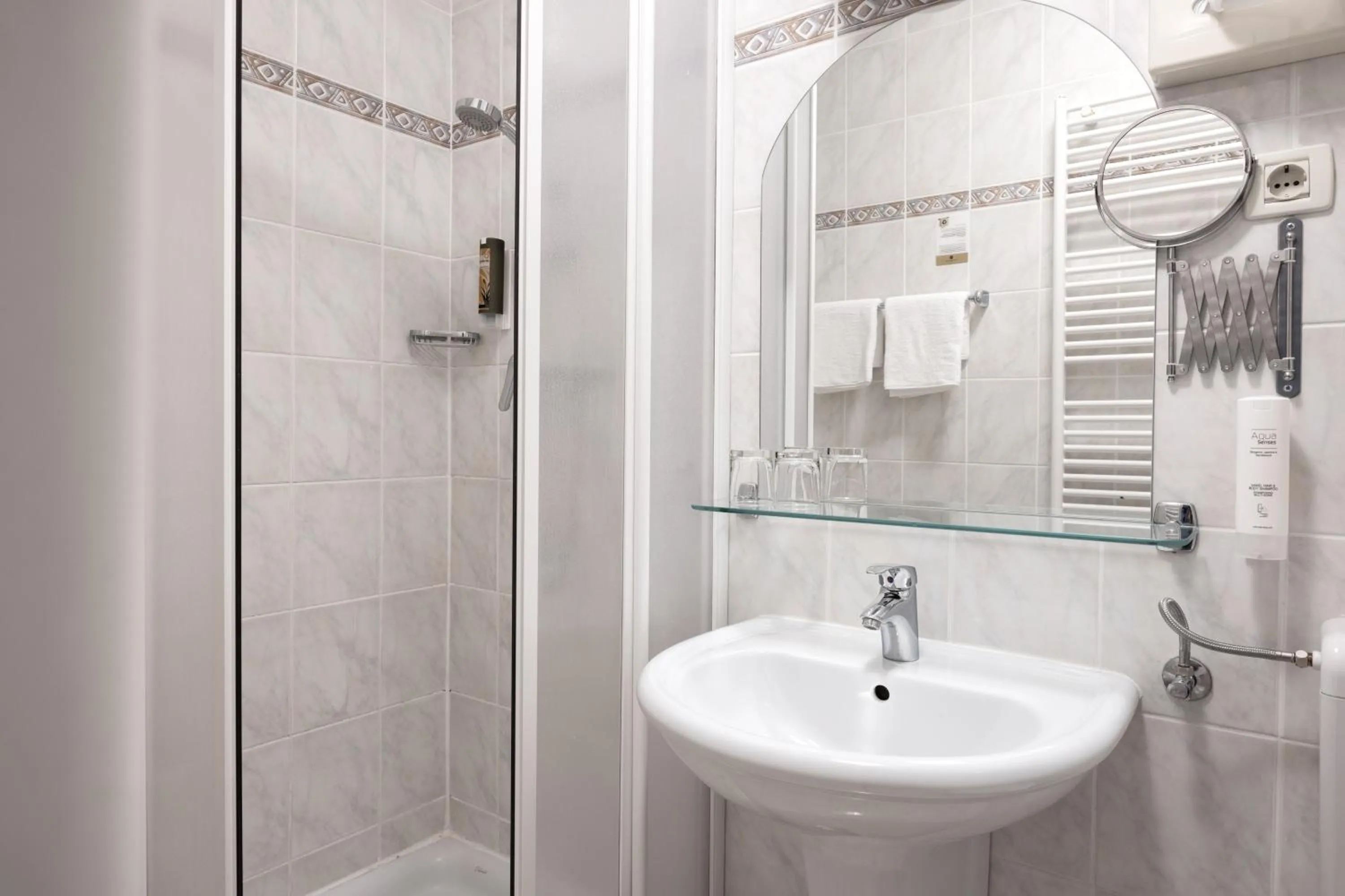 Shower in Hotel Kompas