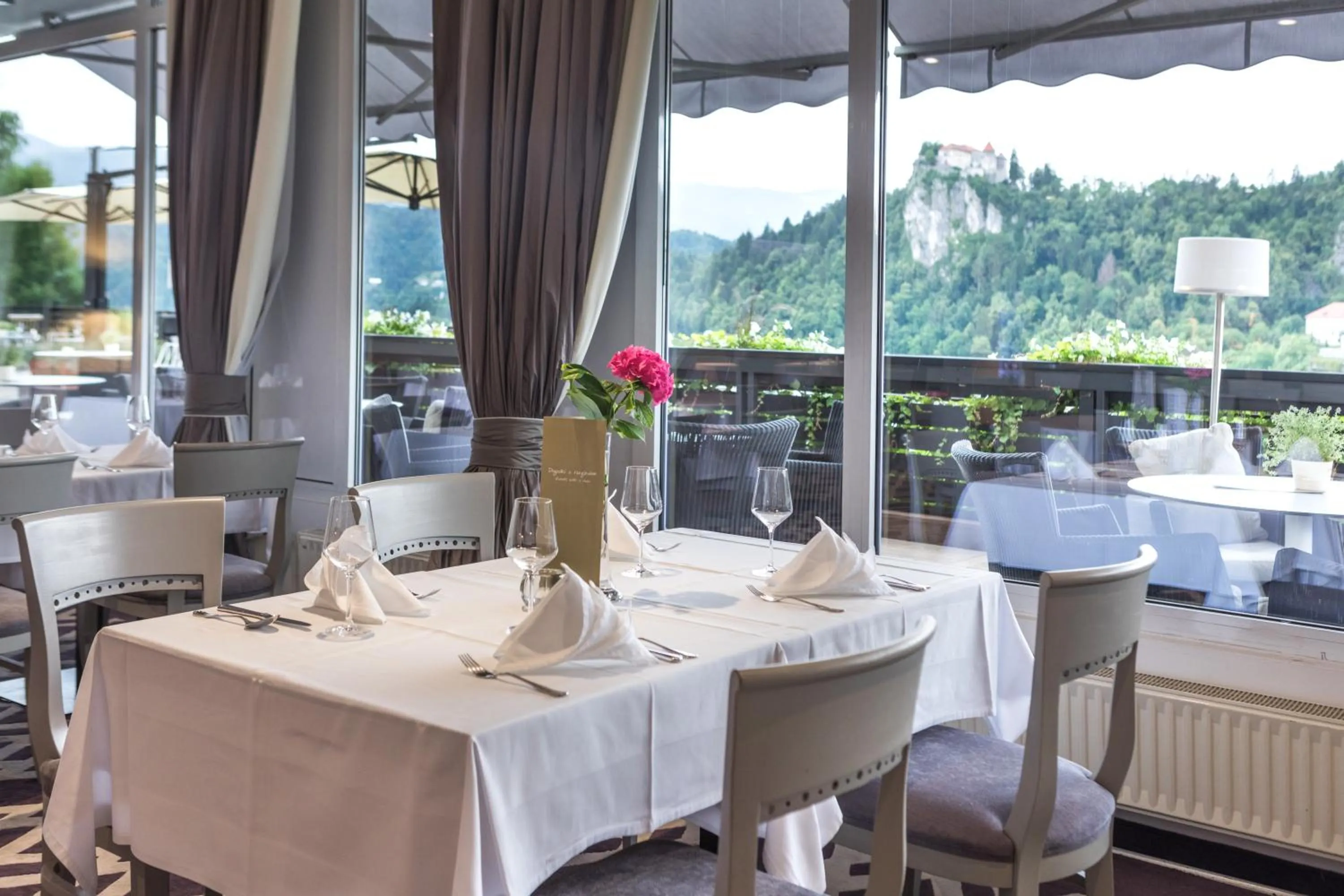 Restaurant/places to eat in Hotel Kompas