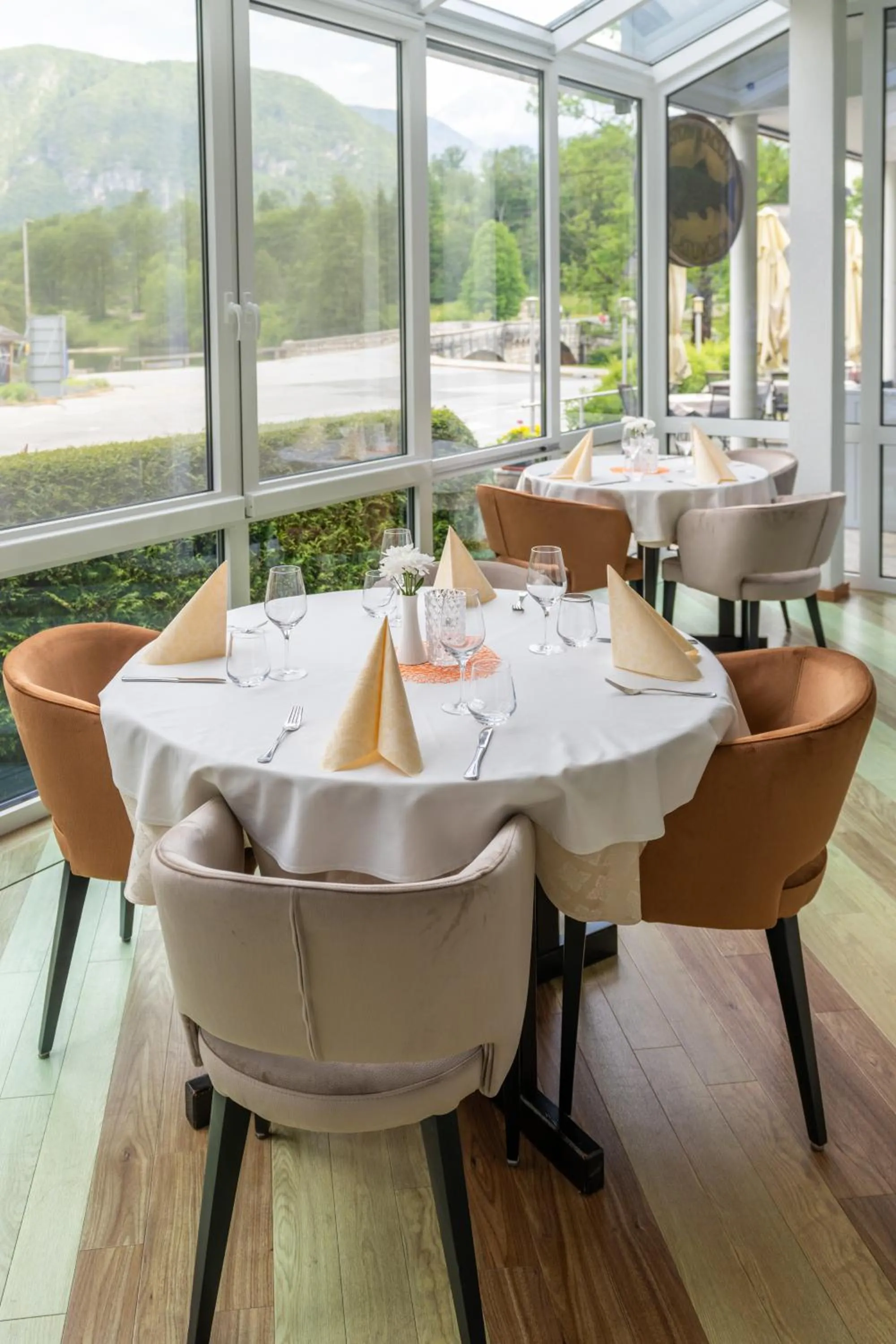 Restaurant/places to eat in Hotel Jezero