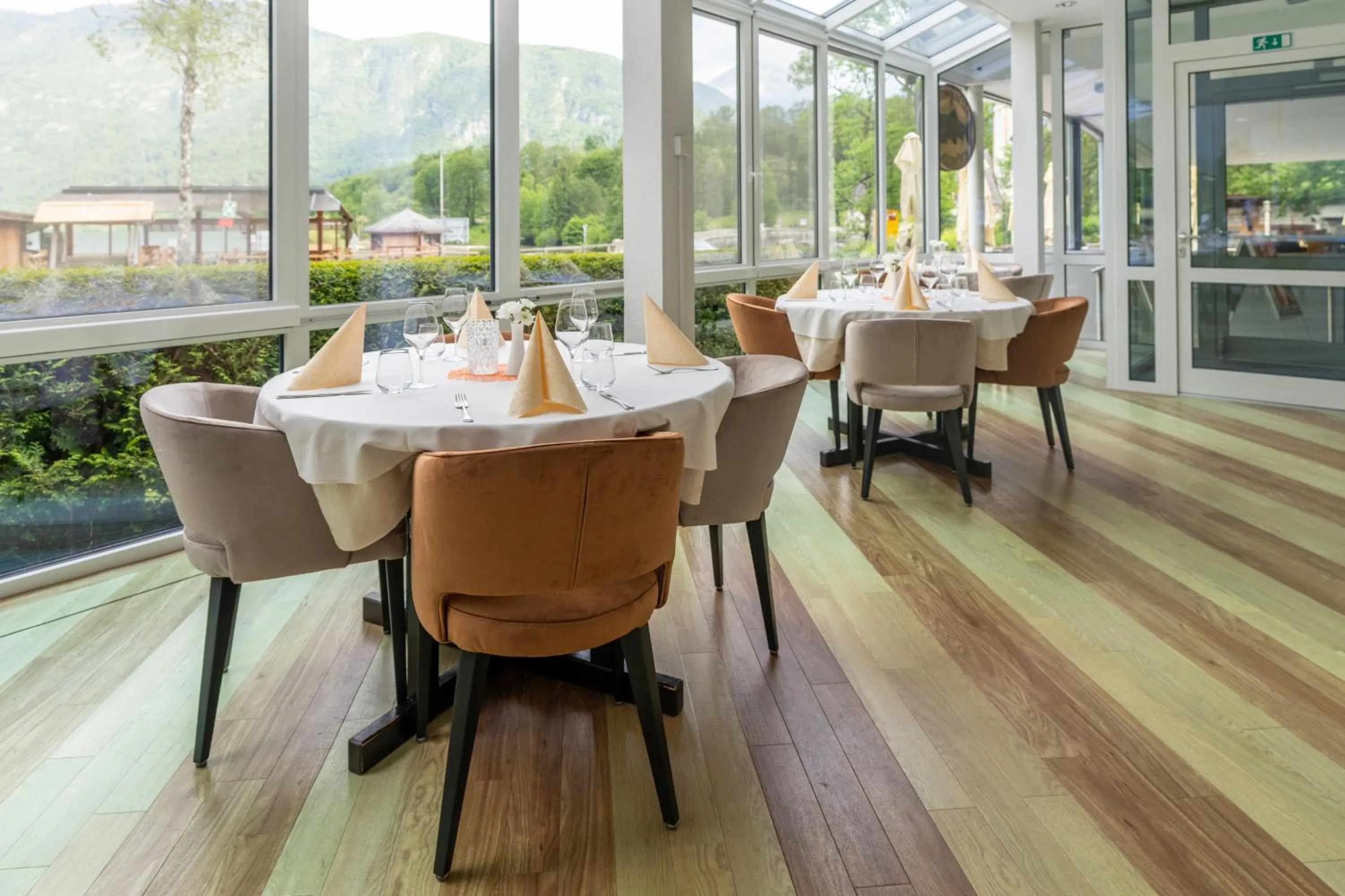 Restaurant/places to eat in Hotel Jezero