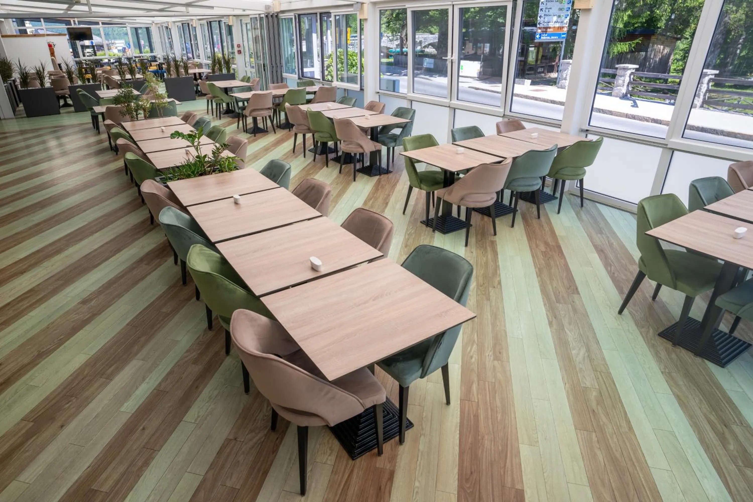 Restaurant/places to eat in Hotel Jezero